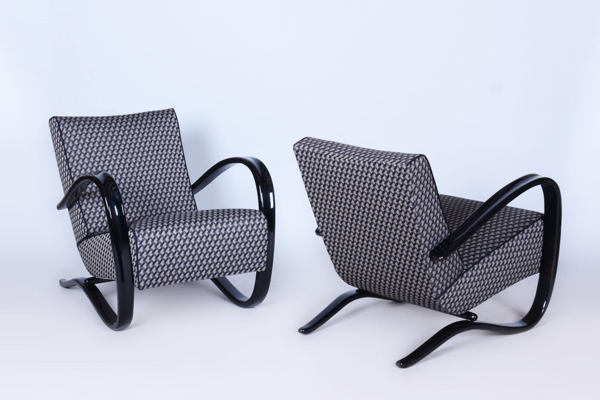 Notre équipe de professionnels tchèques a restauré et retapissé l'objet selon le procédé d'origine. 

Conçu par Jindrich Halabala, un designer de renom reconnu pour avoir inauguré la production de meubles en série dans sa Tchécoslovaquie