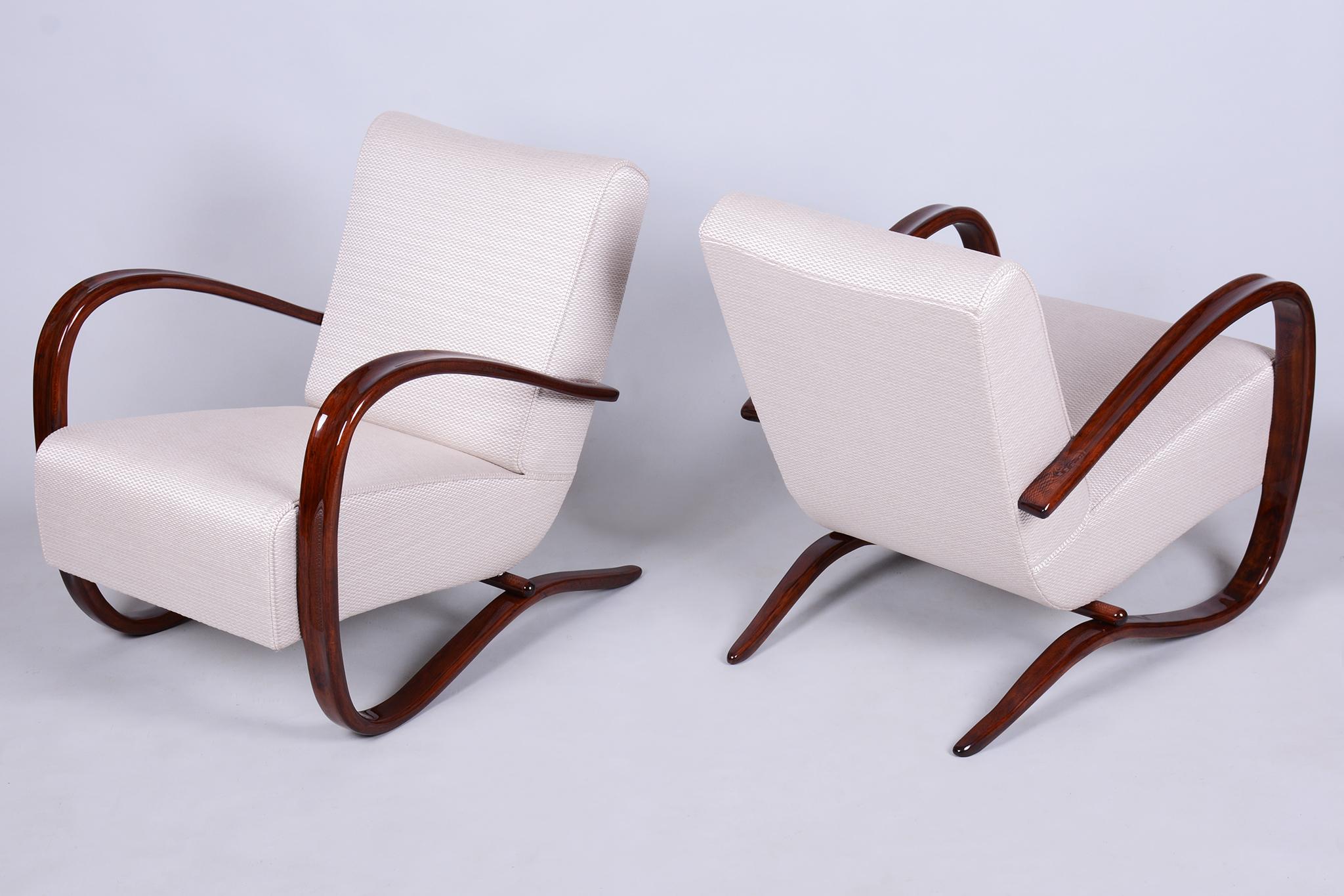 Numéro de produit : H-269

Nous vous présentons une paire iconique de fauteuils H-269, un chef-d'œuvre de la fabrication de meubles tchécoslovaques de la Première République par le légendaire designer Jindřich Halabala. Ces fauteuils, fabriqués pour