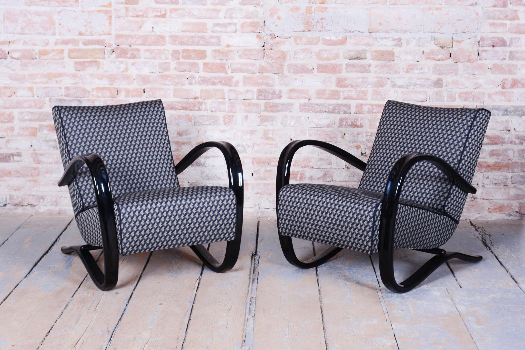 Art déco Paire de fauteuils Art Déco restaurés,  par J. Halabala, UP Zavody, Tchèque, années 1930 en vente