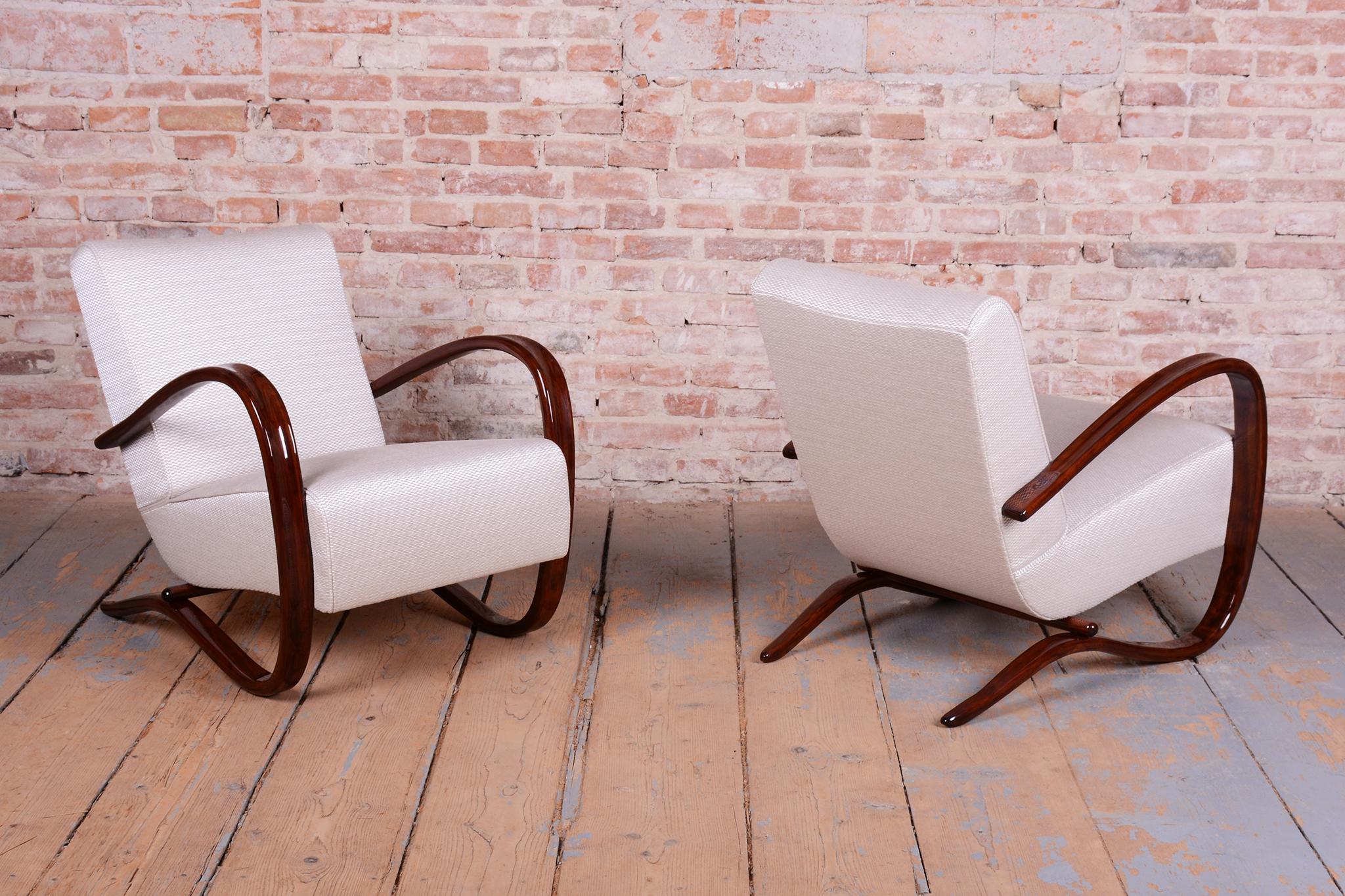 Art déco Paire de fauteuils Art Déco restaurés,  par J. Halabala, UP Zavody, Tchèque, années 1930 en vente