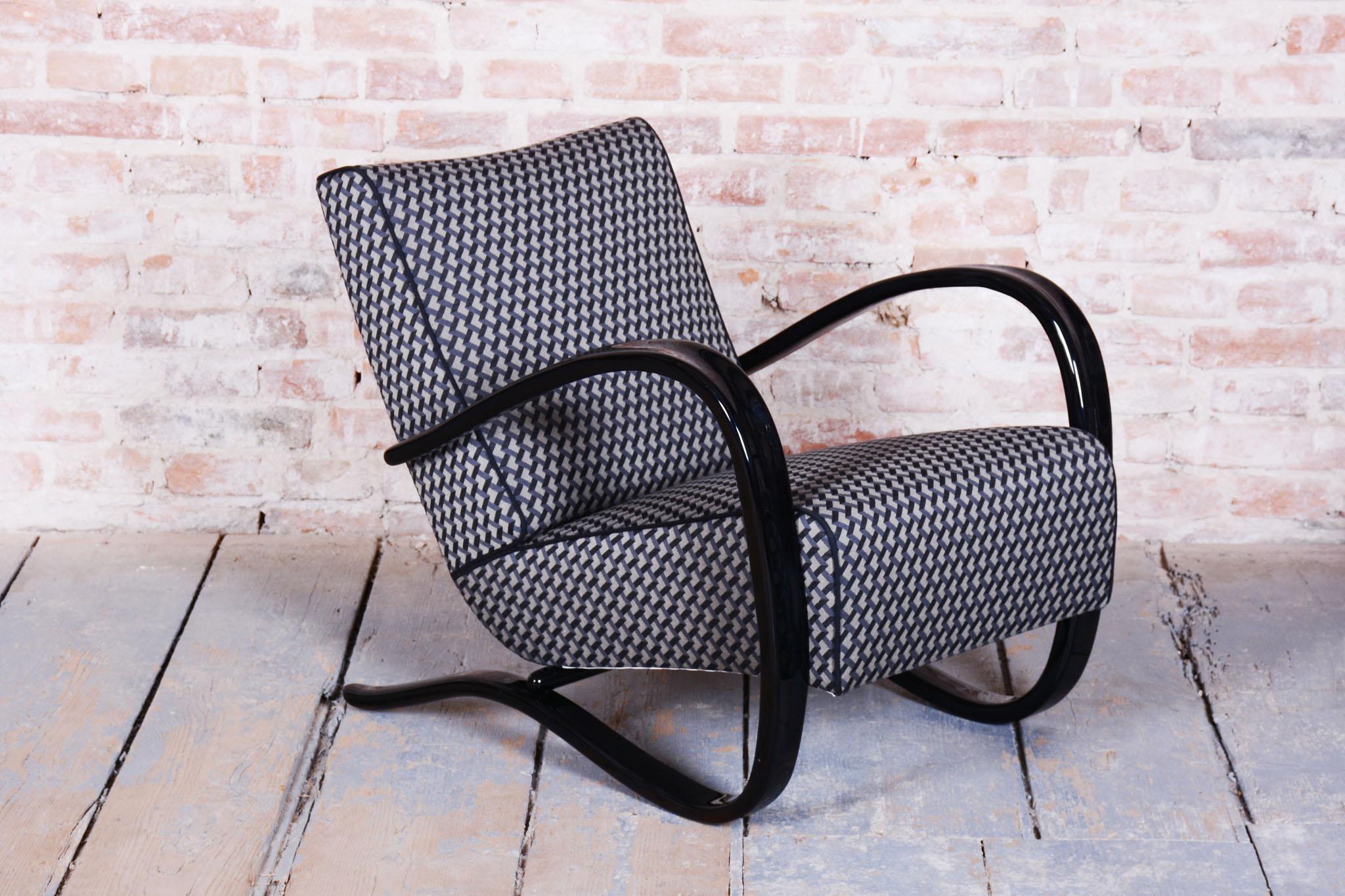 Milieu du XXe siècle Paire de fauteuils Art Déco restaurés,  par J. Halabala, UP Zavody, Tchèque, années 1930 en vente