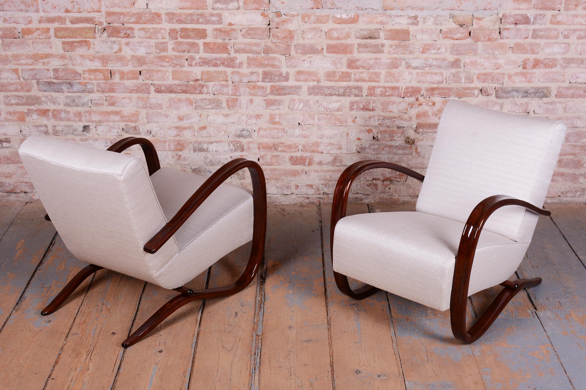 Milieu du XXe siècle Paire de fauteuils Art Déco restaurés,  par J. Halabala, UP Zavody, Tchèque, années 1930 en vente