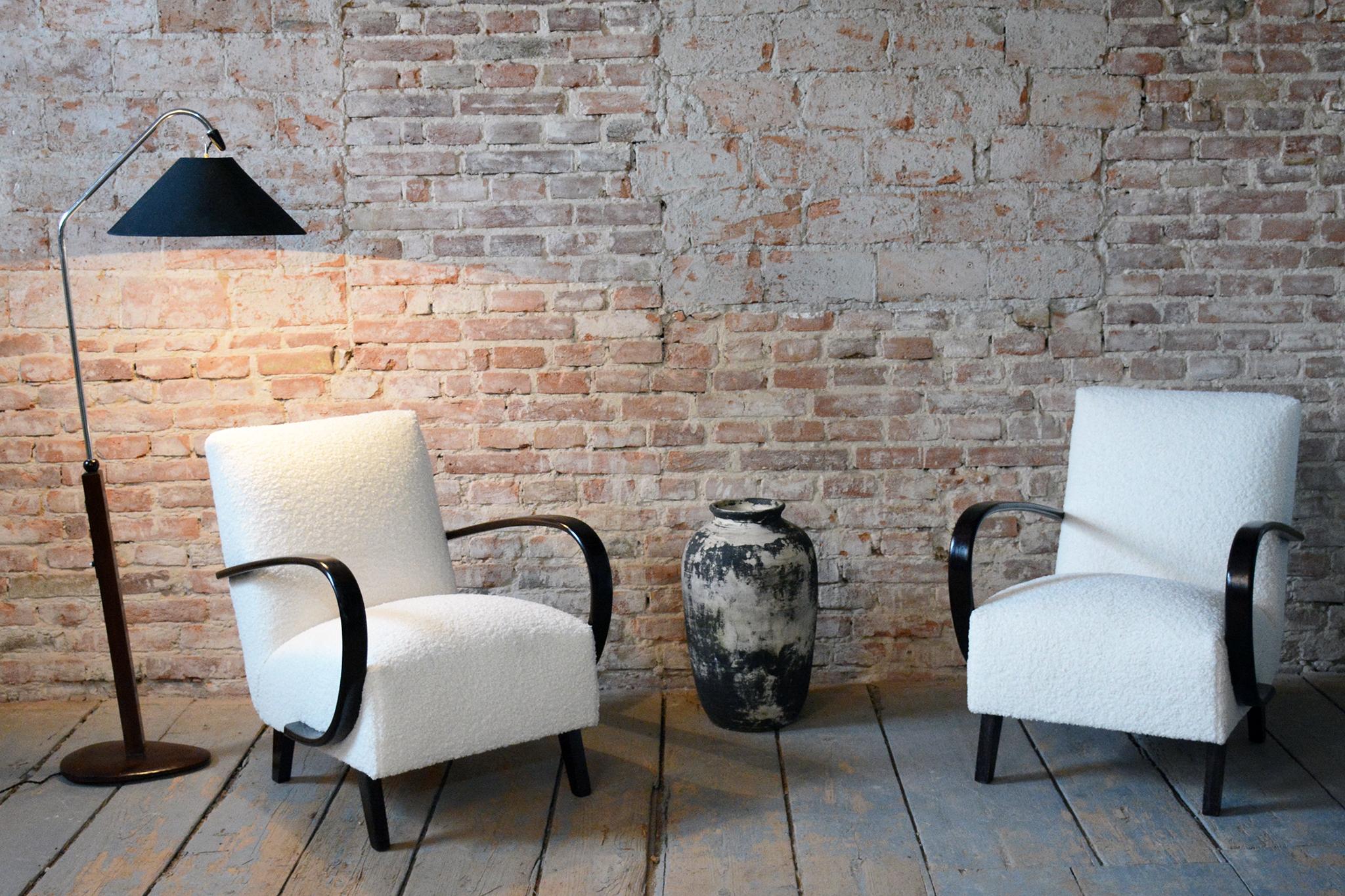 Milieu du XXe siècle Paire de fauteuils Art Déco restaurés,  par J. Halabala, UP Závody, tchèque, années 1940 en vente
