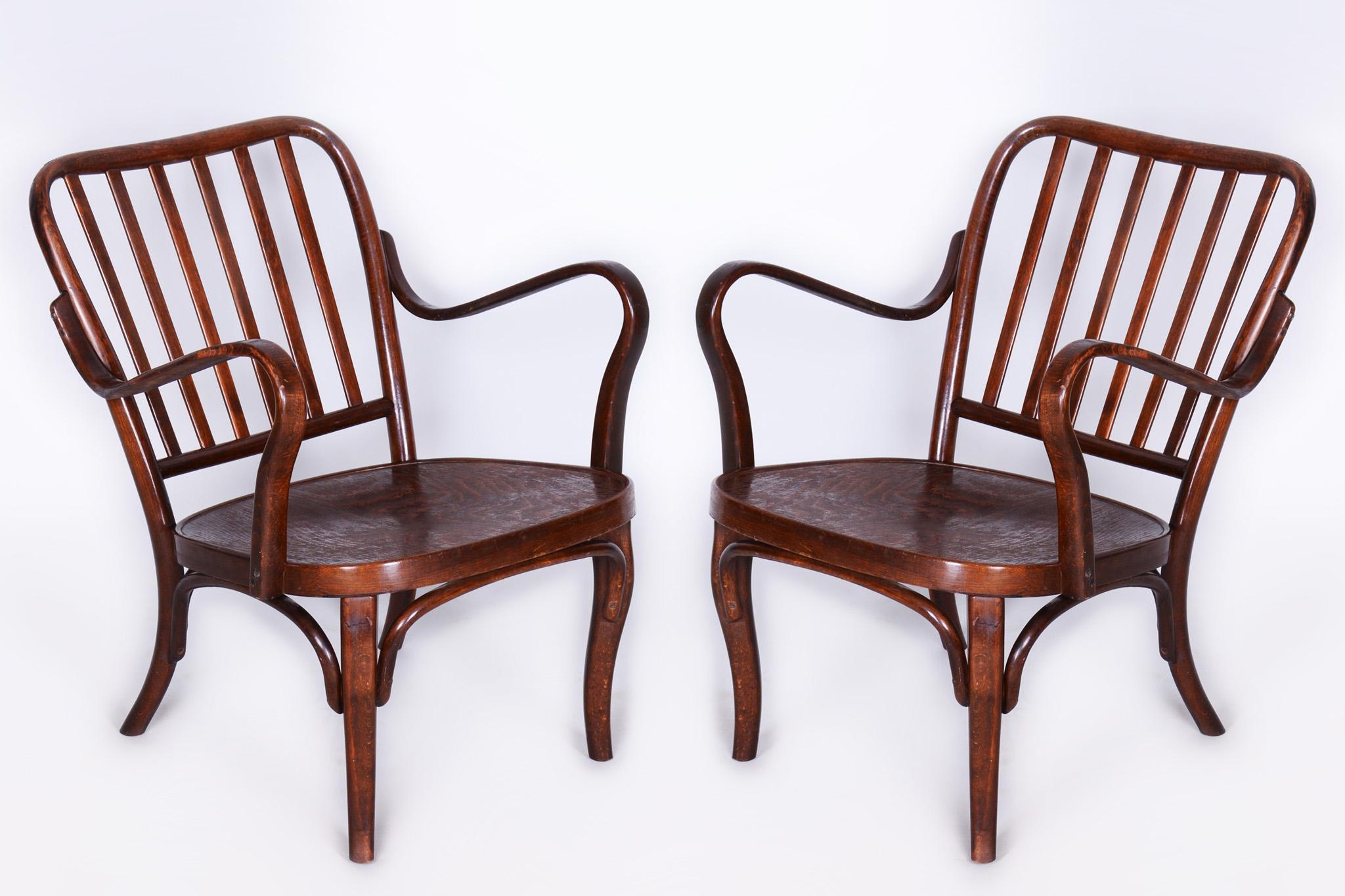 This elegant pair of Art Deco armchairs comes from Czechoslovakia from the first half of the 20th century and was manufactured by the renowned Thonet company according to the design of the significant architect and designer Josef Frank. They are