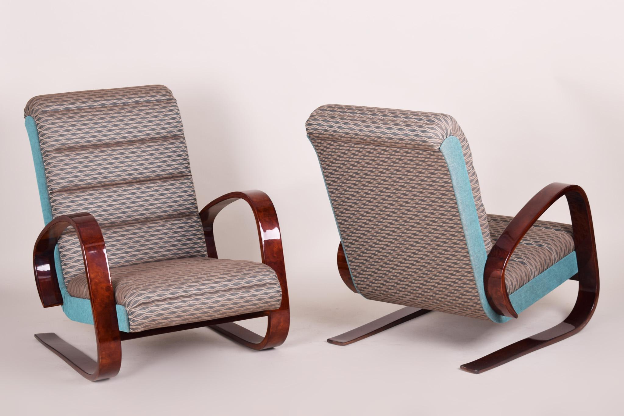 Paar restaurierte Art Deco Sessel, von Miroslav Navrátil, Nussbaum, Tschechisch, 1930er Jahre (Mitte des 20. Jahrhunderts) im Angebot