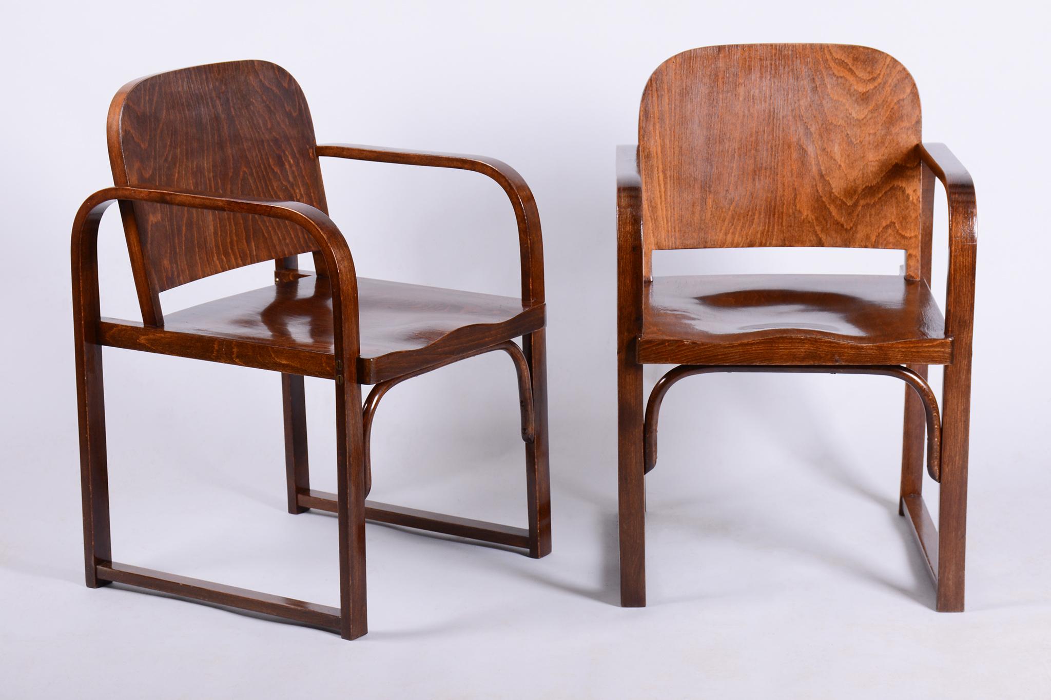 Cette élégante paire de fauteuils Art déco provient de Tchécoslovaquie et date de la première moitié du XXe siècle. Elle a été fabriquée par la célèbre société TATRA Pravenec (Slovaquie) sous le modèle A745/F. Ils sont fabriqués en hêtre massif
