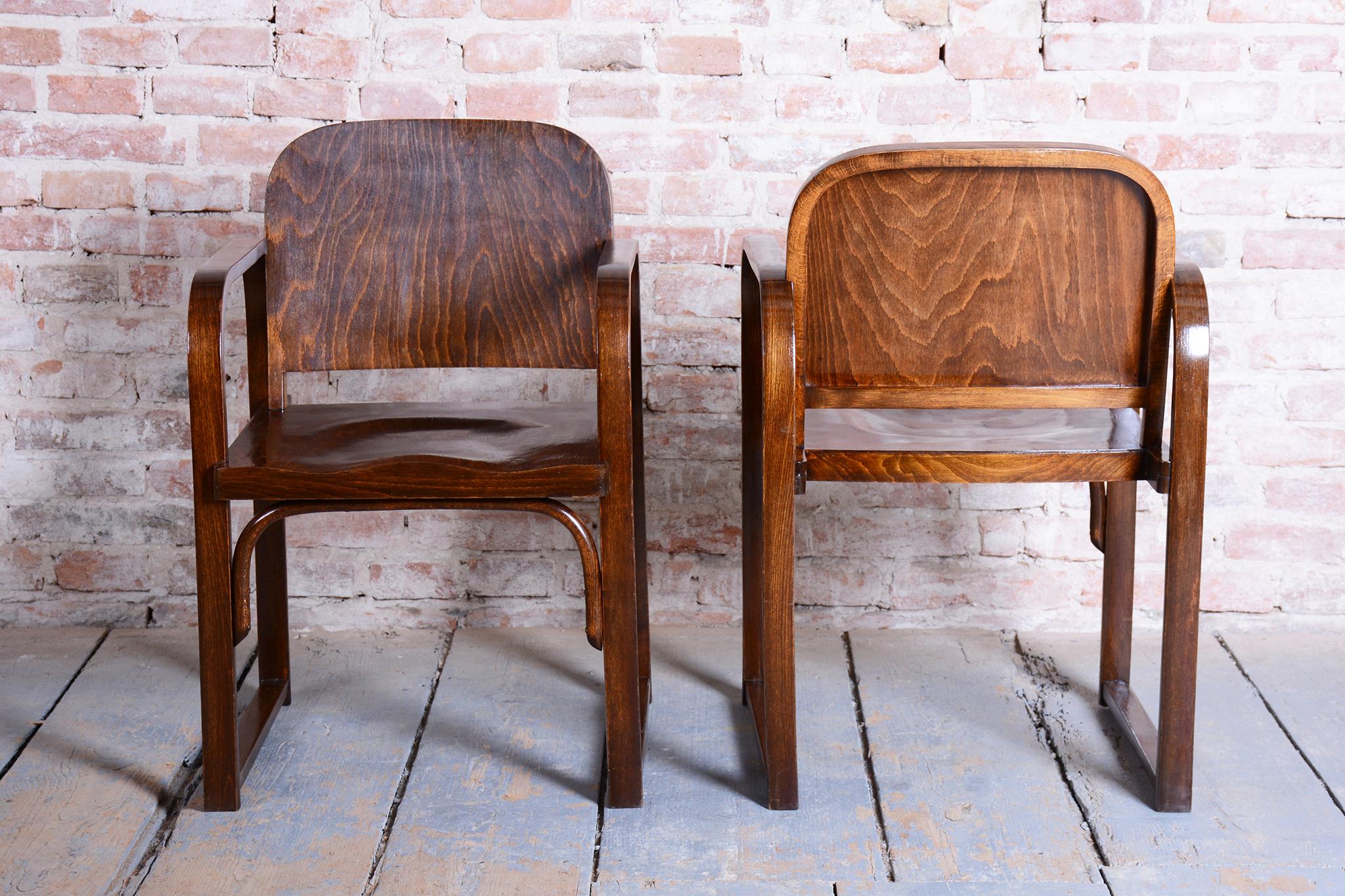 Milieu du XXe siècle Paire de fauteuils Art déco restaurés, par Tatra, Pravenec, Beeche, République tchèque, années 1930 en vente