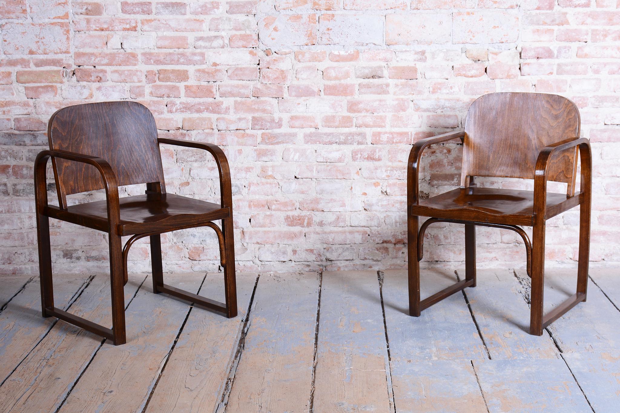 Bois Paire de fauteuils Art déco restaurés, par Tatra, Pravenec, Beeche, République tchèque, années 1930 en vente