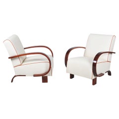 Ein Paar restaurierte Art-déco-Sessel, Nussbaumholz, Leder, neu poliert, Tschechien, 1930er Jahre