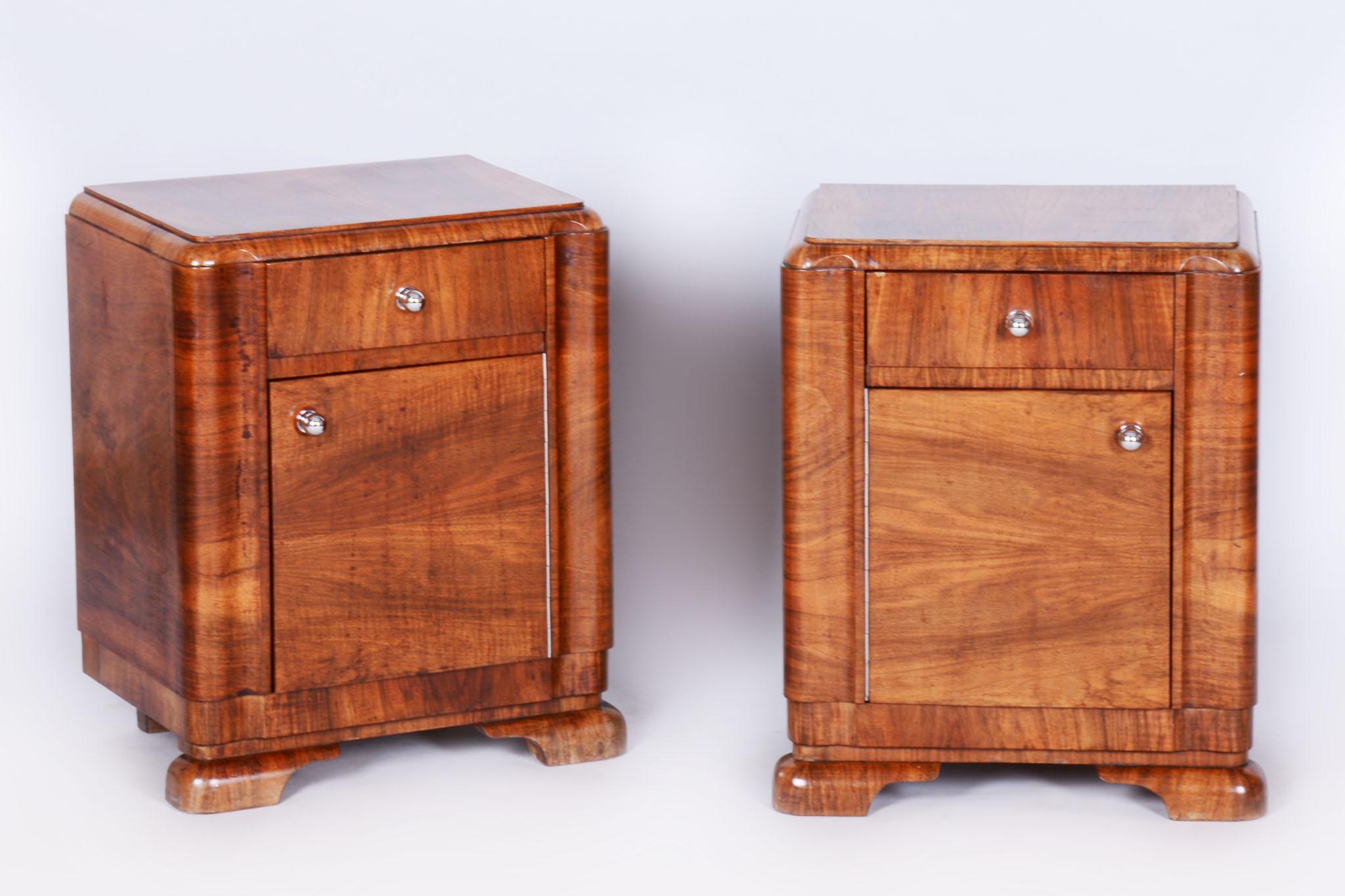 This elegant pair of Art Deco bedside tables comes from Czechoslovakia from the first half of the 20th century. Made of spruce with walnut veneer, they impress with their timeless design and precise craftsmanship.

The tables have undergone careful