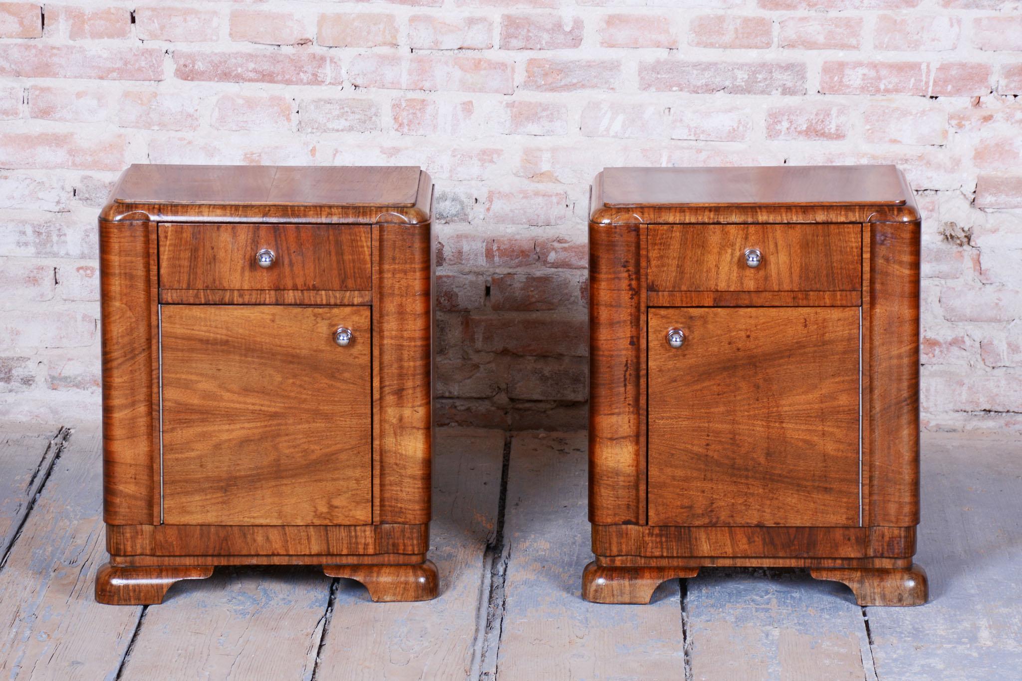 Pair of Restored Art Deco Bedside Tables, Walnut, Polish, Czech, 1930s In Good Condition For Sale In Brandys nad Labem, Středočeský kraj
