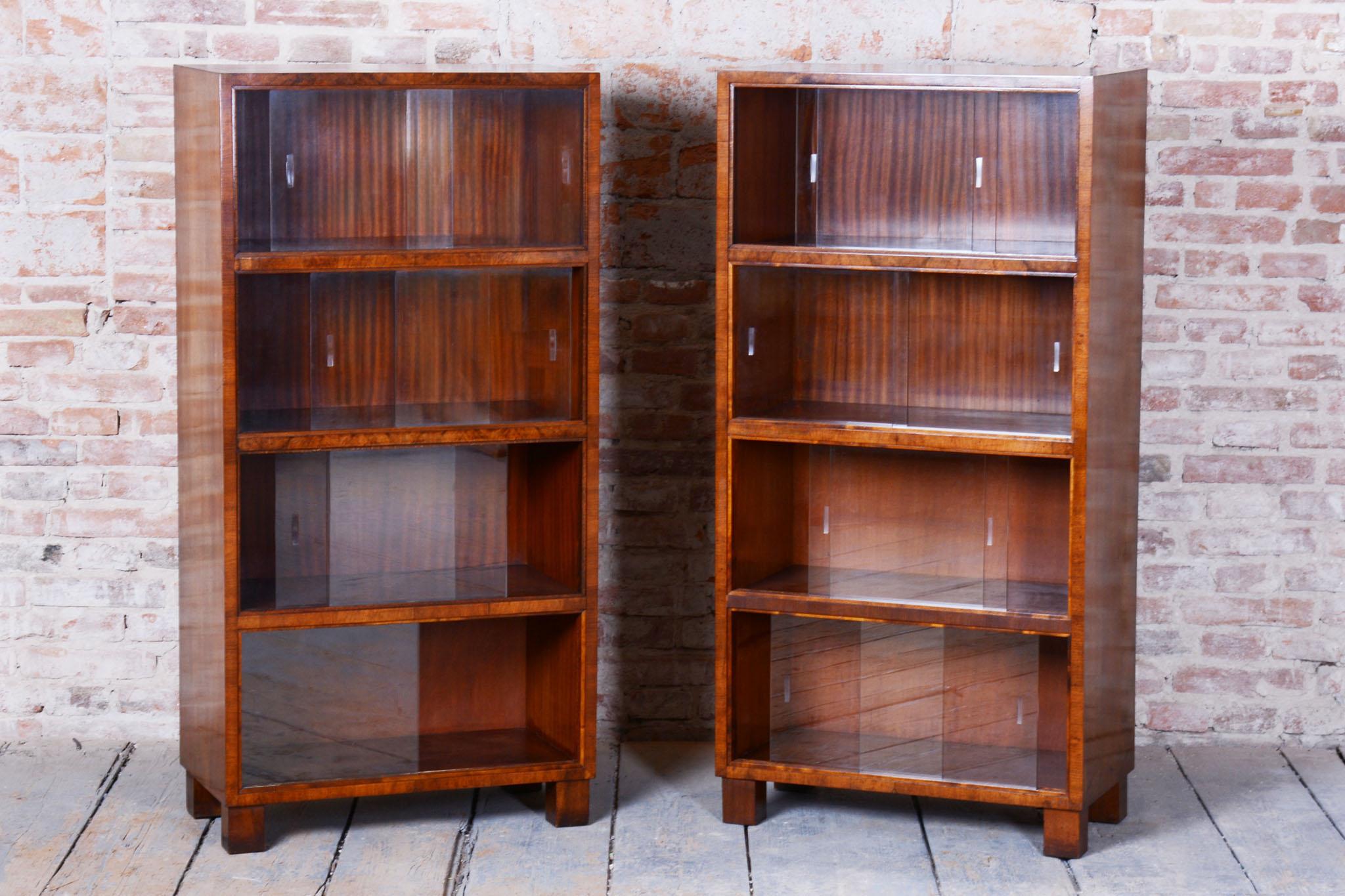 Paar restaurierte Art-Déco-Bücherregale, von Oldřich Liška, Nussbaum, Tschechisch, 1920er Jahre (Art déco) im Angebot
