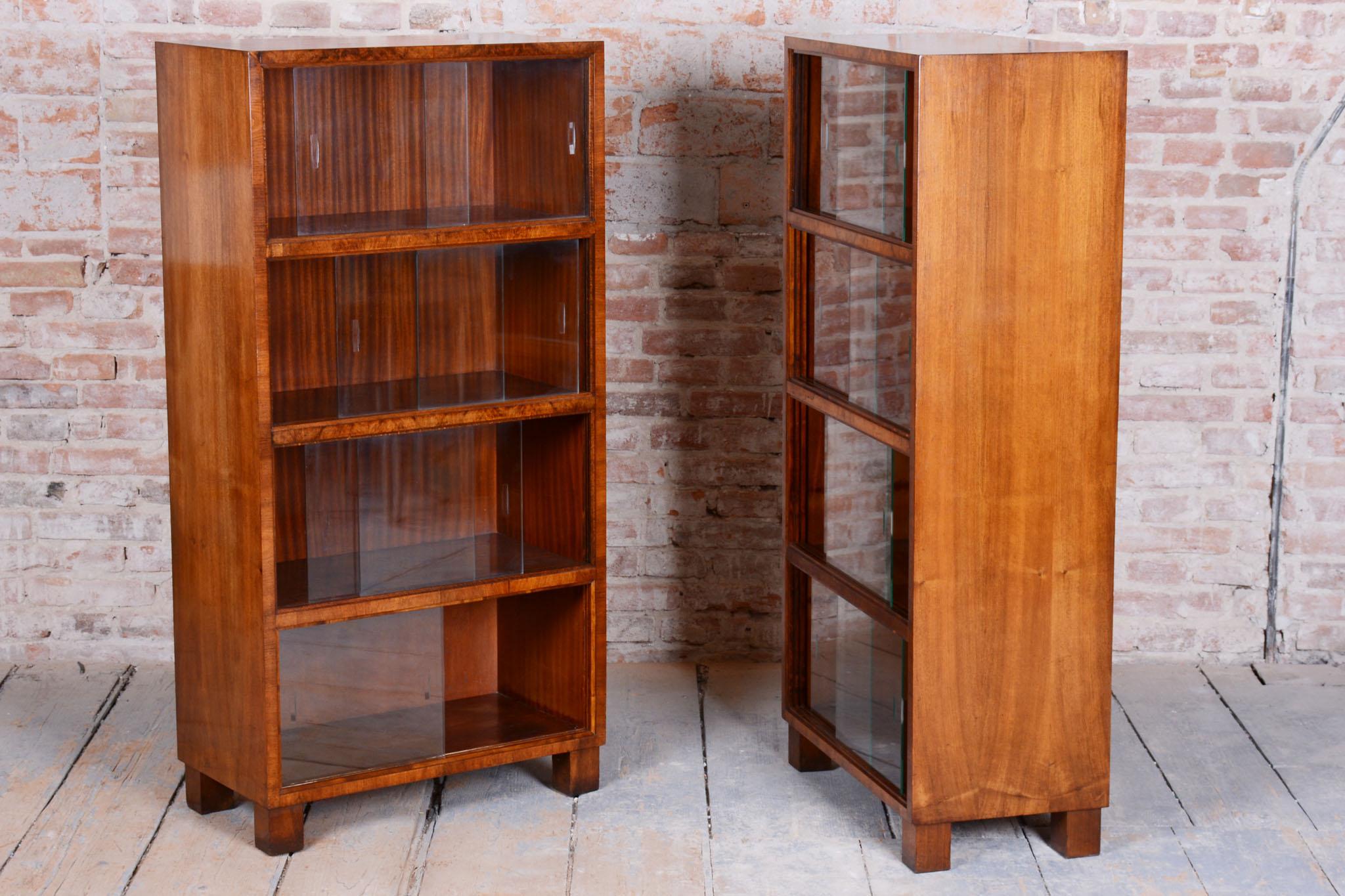 Paar restaurierte Art-Déco-Bücherregale, von Oldřich Liška, Nussbaum, Tschechisch, 1920er Jahre im Angebot 2