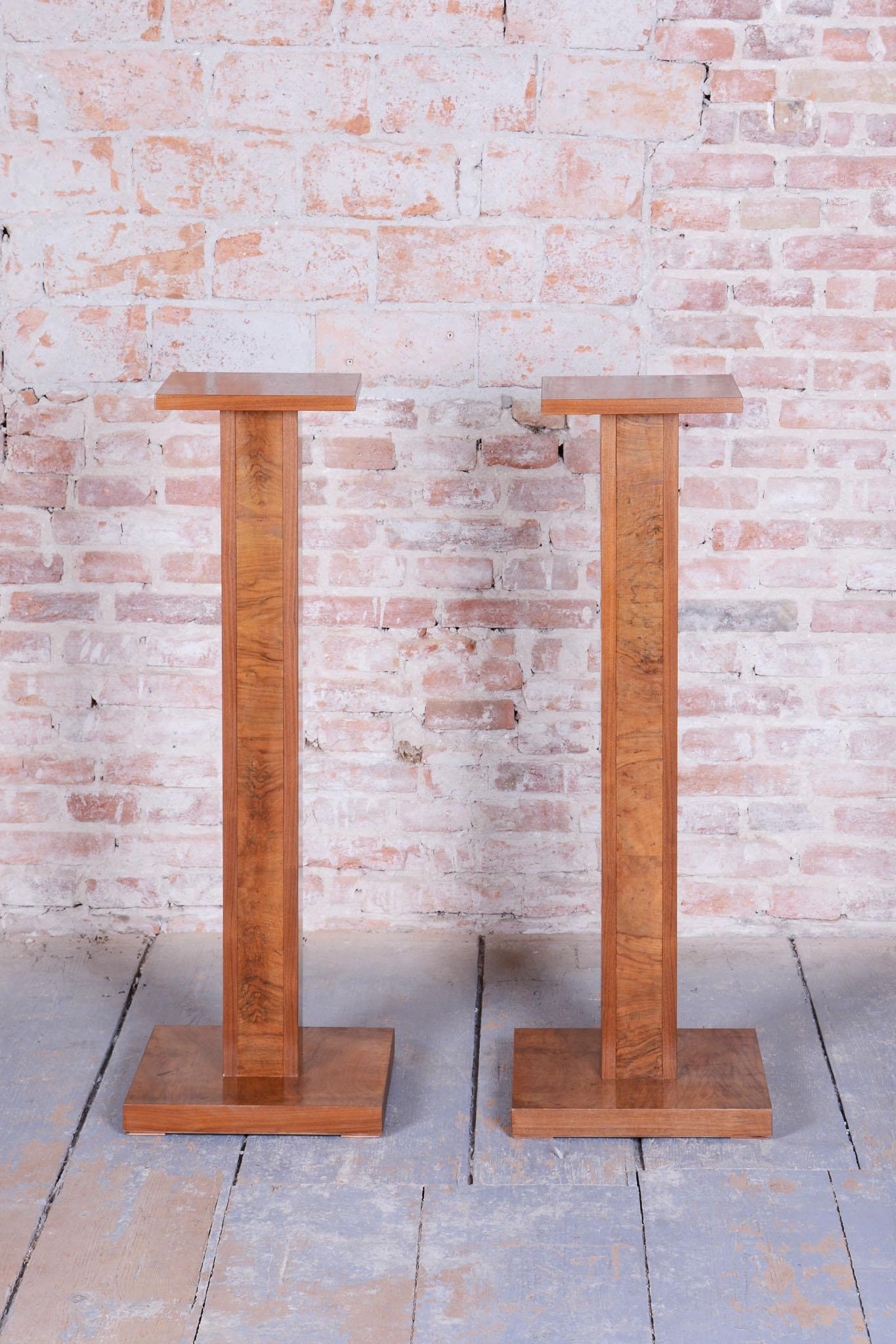 Art déco Paire de The Pedestals Art Deco restaurés, noyer, Revive polonais, tchèque, années 1920 en vente