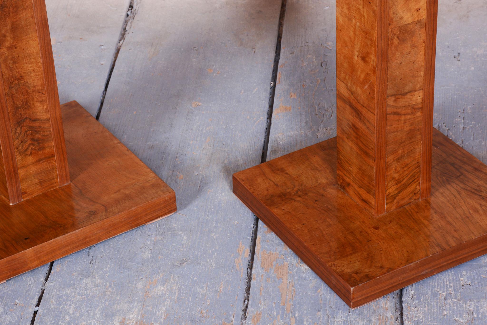 20ième siècle Paire de The Pedestals Art Deco restaurés, noyer, Revive polonais, tchèque, années 1920 en vente