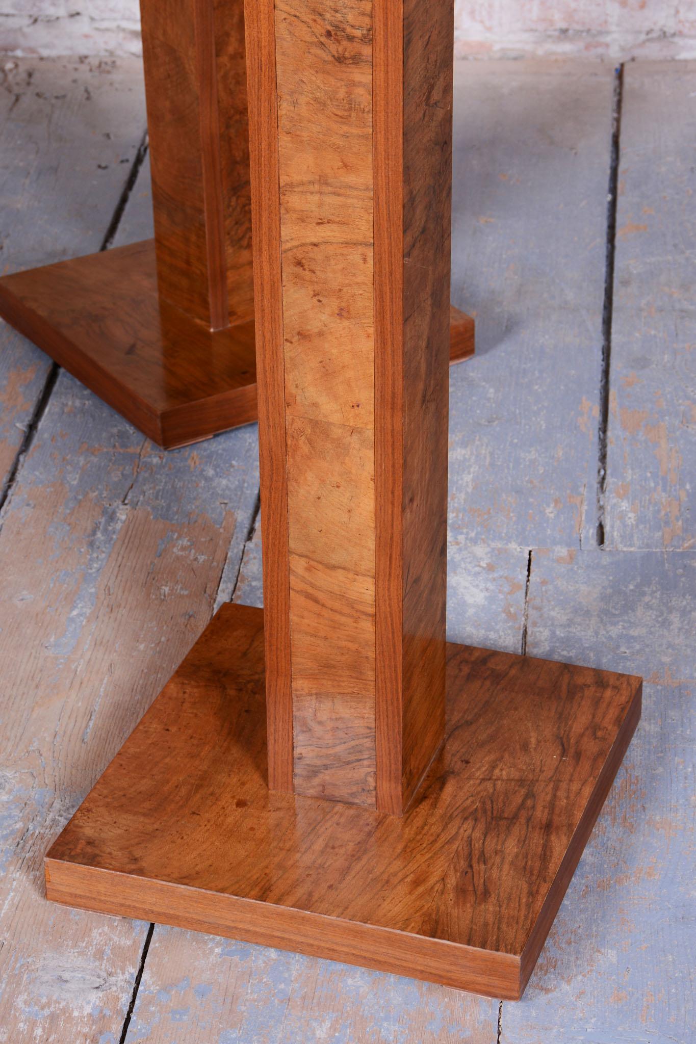 Bois Paire de The Pedestals Art Deco restaurés, noyer, Revive polonais, tchèque, années 1920 en vente