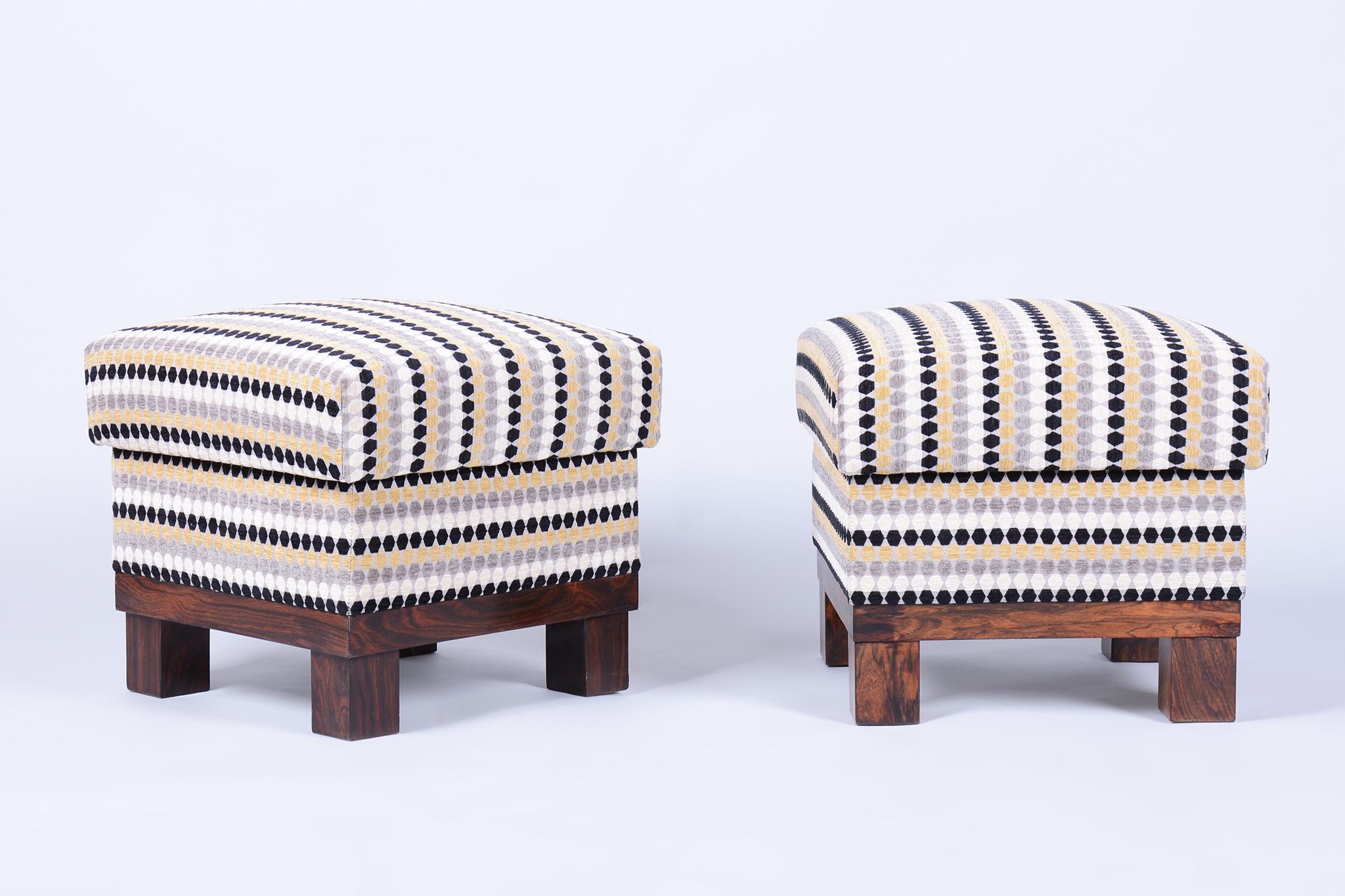 Cette élégante paire de tabourets Art déco provient de France et date de la première moitié du 20e siècle. Les tabourets ont fait l'objet d'une restauration minutieuse et d'un nouveau polissage. Leurs cadres sont fabriqués en bois d'épicéa avec un
