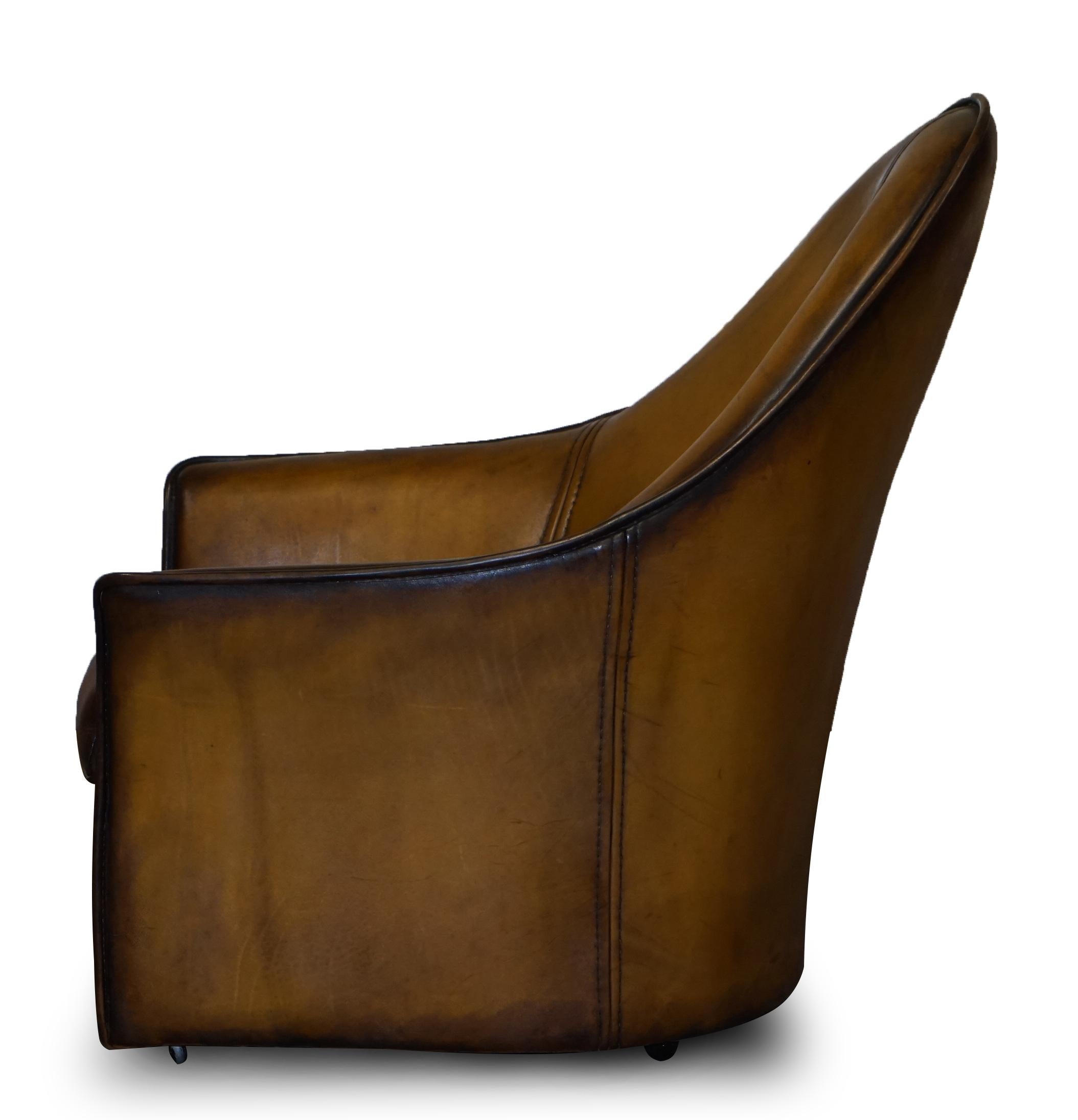 Paire de fauteuils modernes d'art à dossier incurvé en cuir marron restaurés, faisant partie de la suite en vente 3