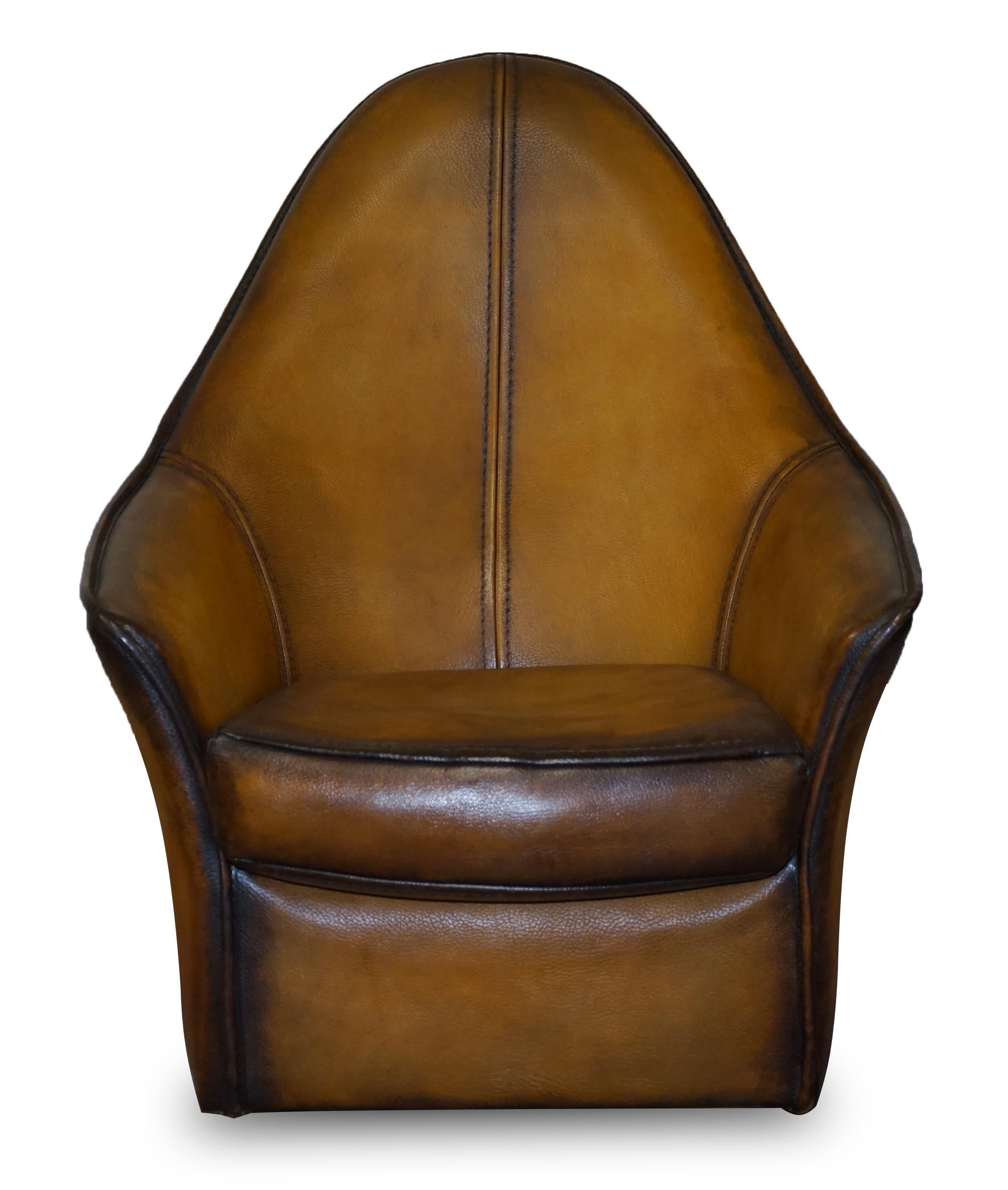 Paire de fauteuils modernes d'art à dossier incurvé en cuir marron restaurés, faisant partie de la suite en vente 5