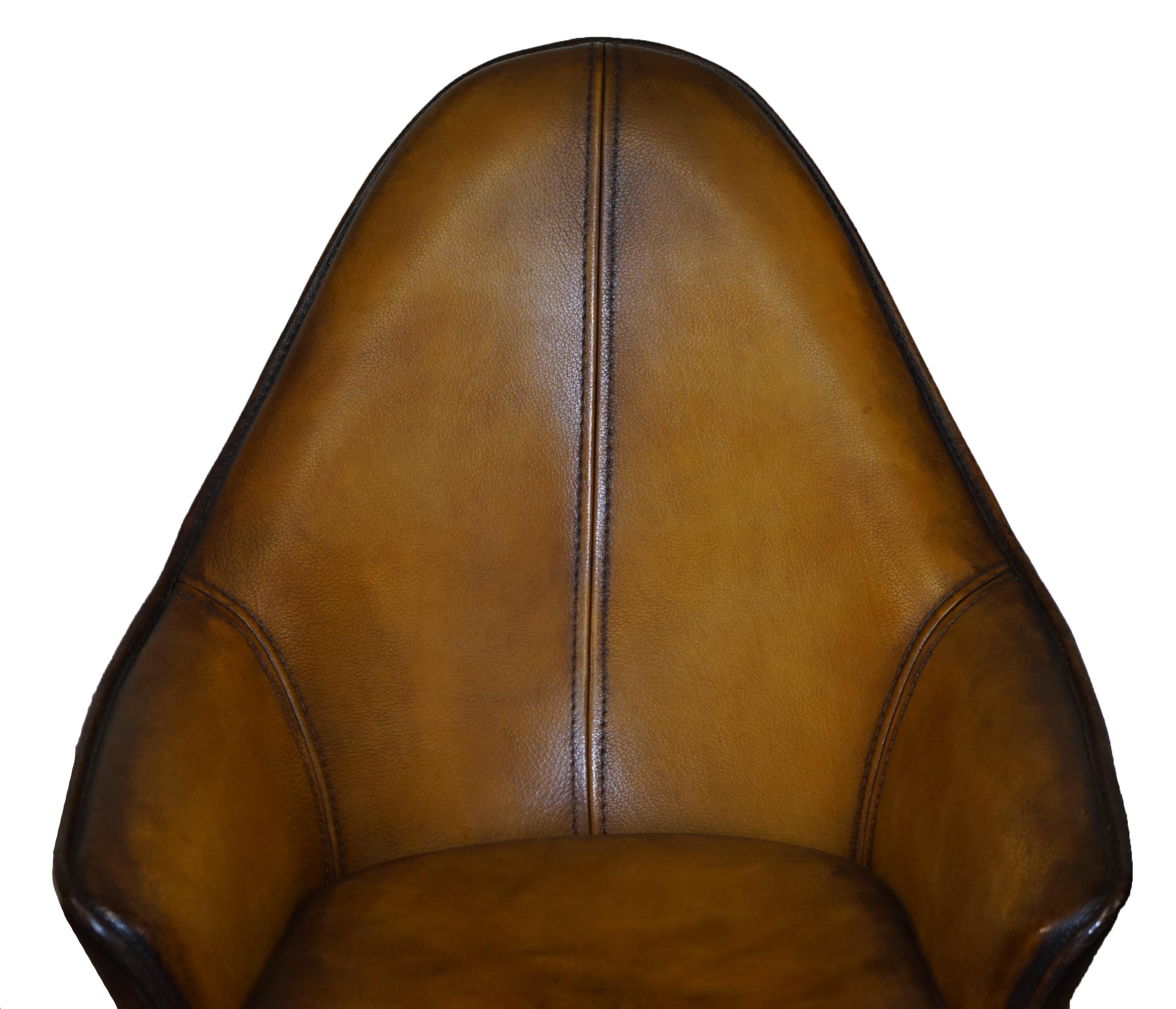 Paire de fauteuils modernes d'art à dossier incurvé en cuir marron restaurés, faisant partie de la suite en vente 6