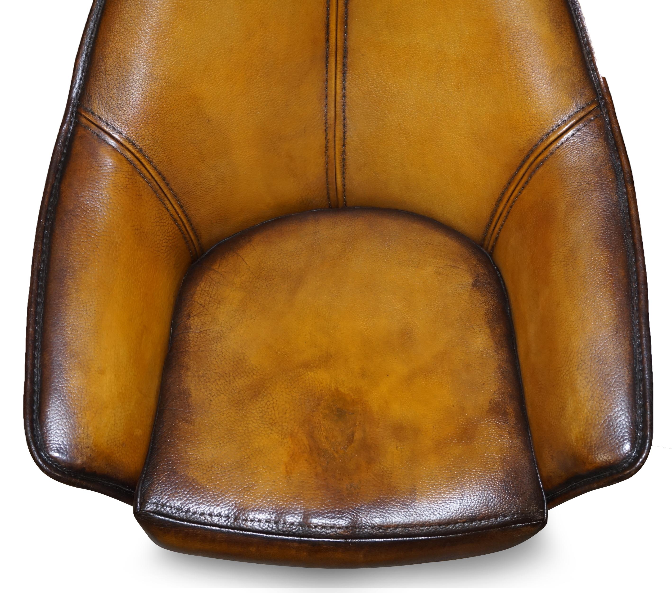 Paire de fauteuils modernes d'art à dossier incurvé en cuir marron restaurés, faisant partie de la suite en vente 7