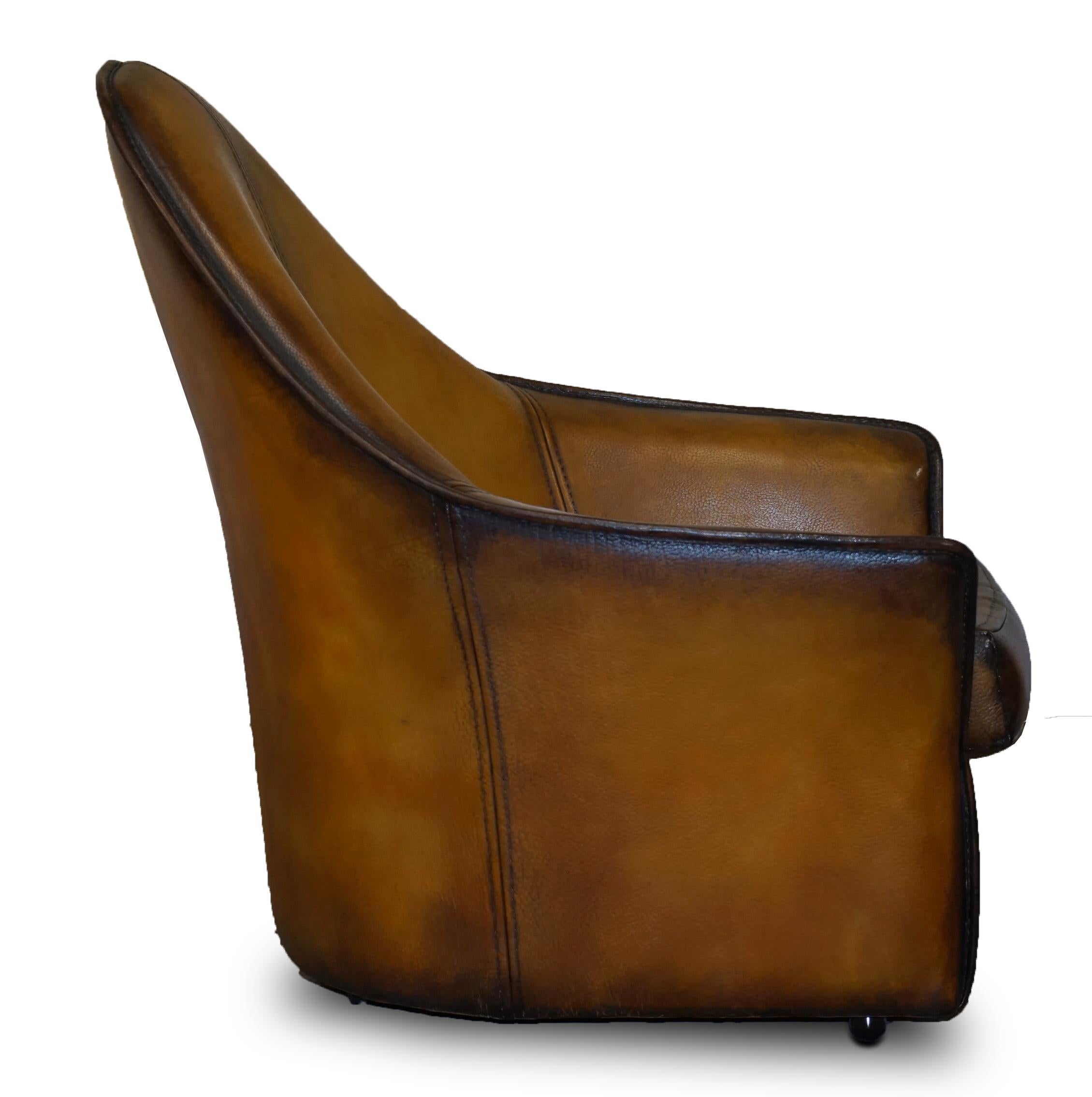 Paire de fauteuils modernes d'art à dossier incurvé en cuir marron restaurés, faisant partie de la suite en vente 11