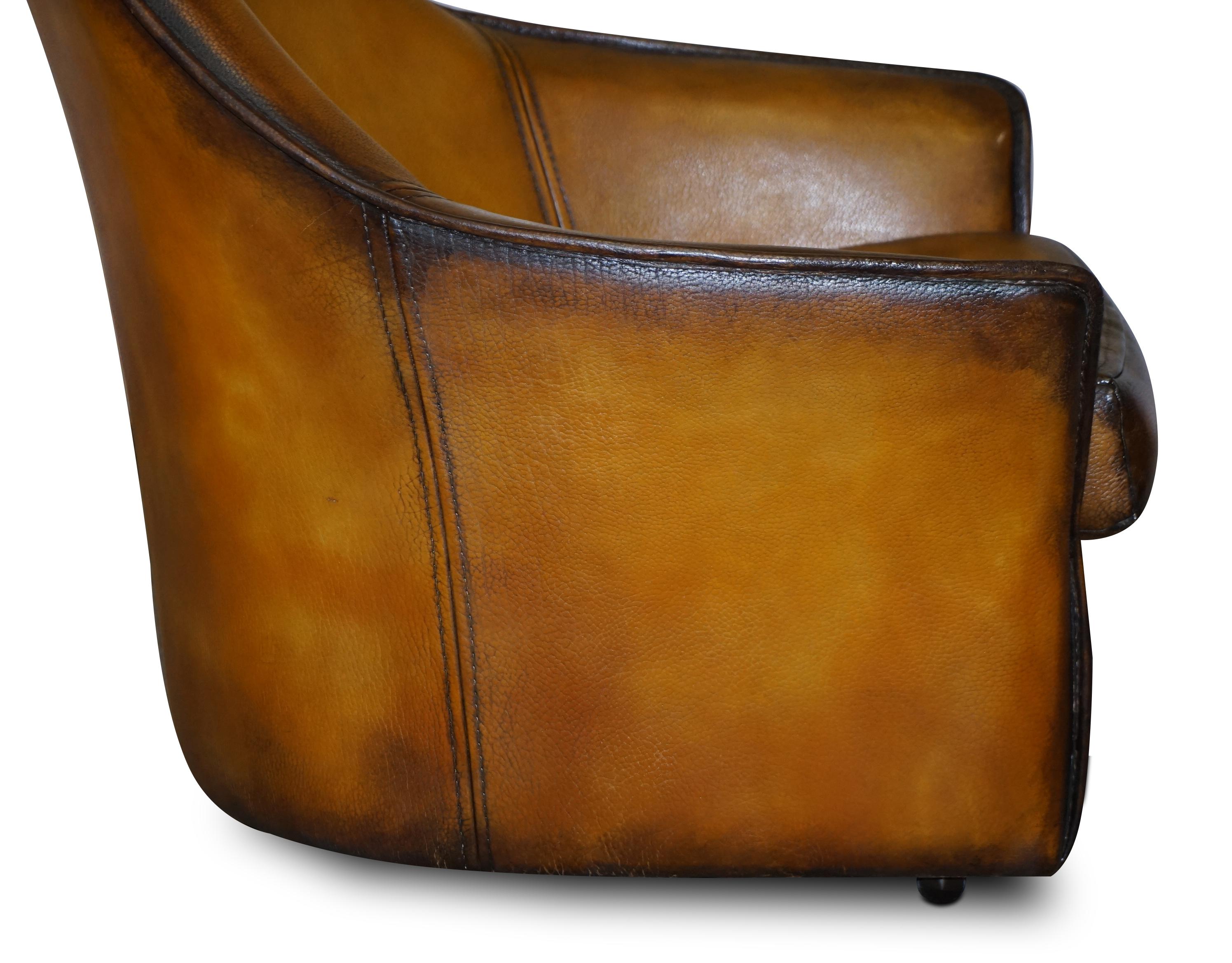 Paire de fauteuils modernes d'art à dossier incurvé en cuir marron restaurés, faisant partie de la suite en vente 12