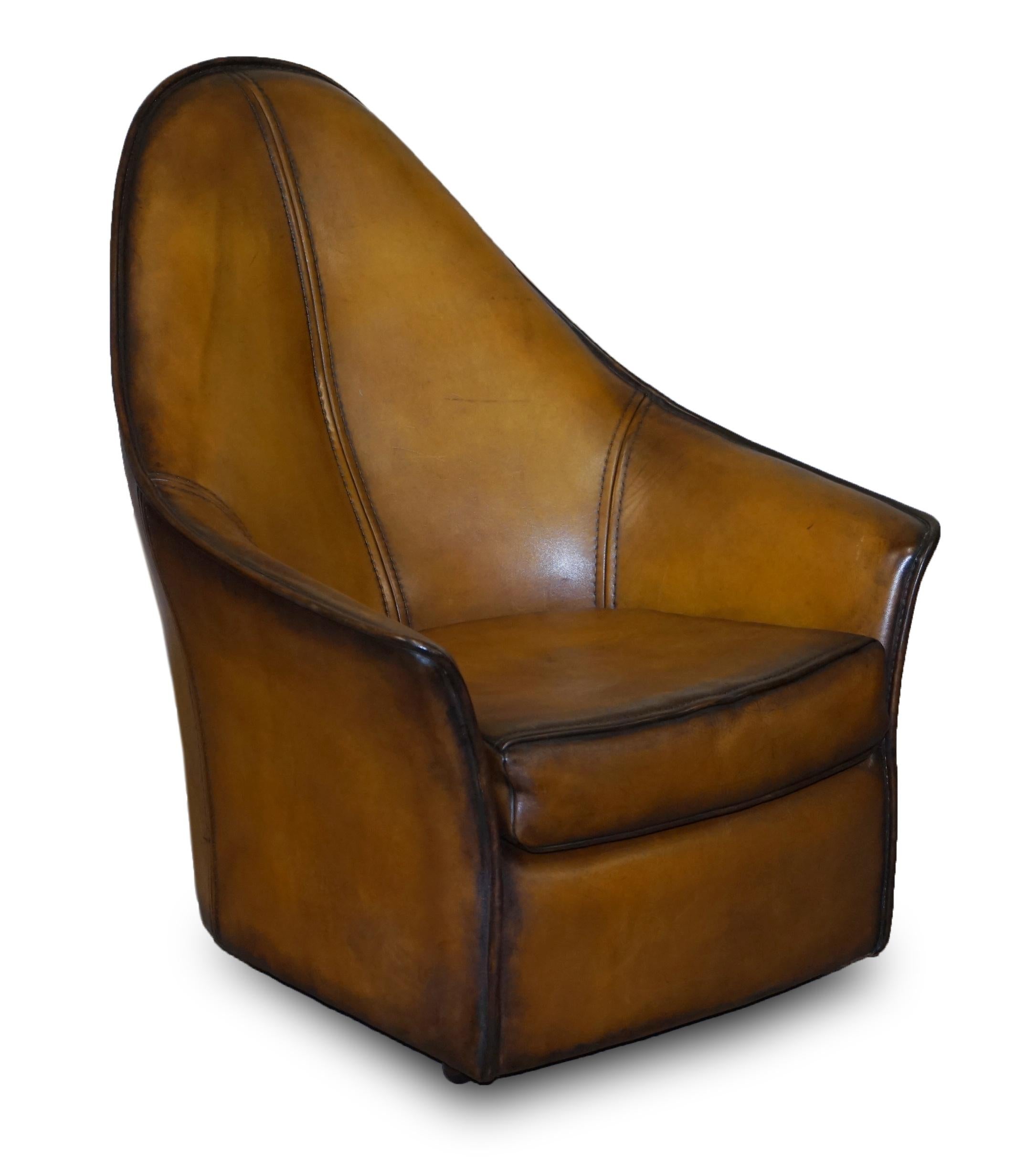 Nous sommes ravis d'offrir à la vente cette paire de fauteuils Art Moderne en cuir brun Cigar, entièrement restaurés, qui font partie d'une grande suite

Comme mentionné, ils font partie d'une suite, au total j'ai une paire de fauteuils, un canapé