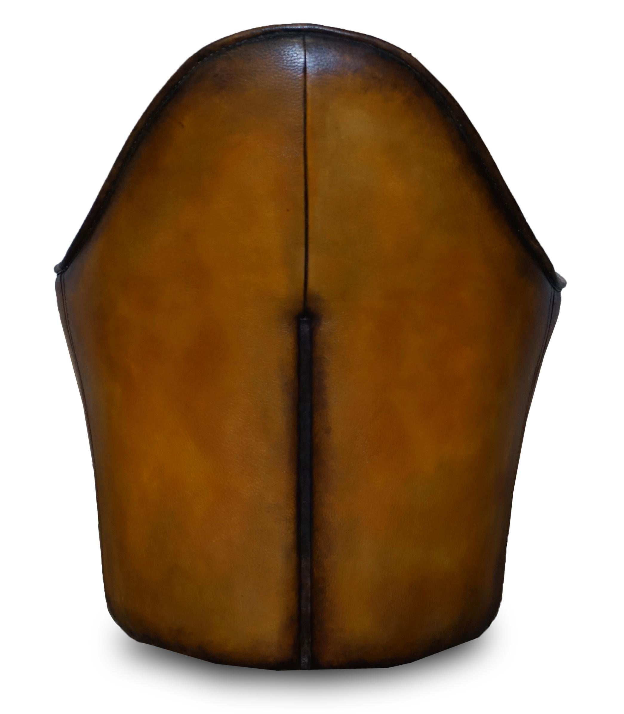 Paire de fauteuils modernes d'art à dossier incurvé en cuir marron restaurés, faisant partie de la suite en vente 13