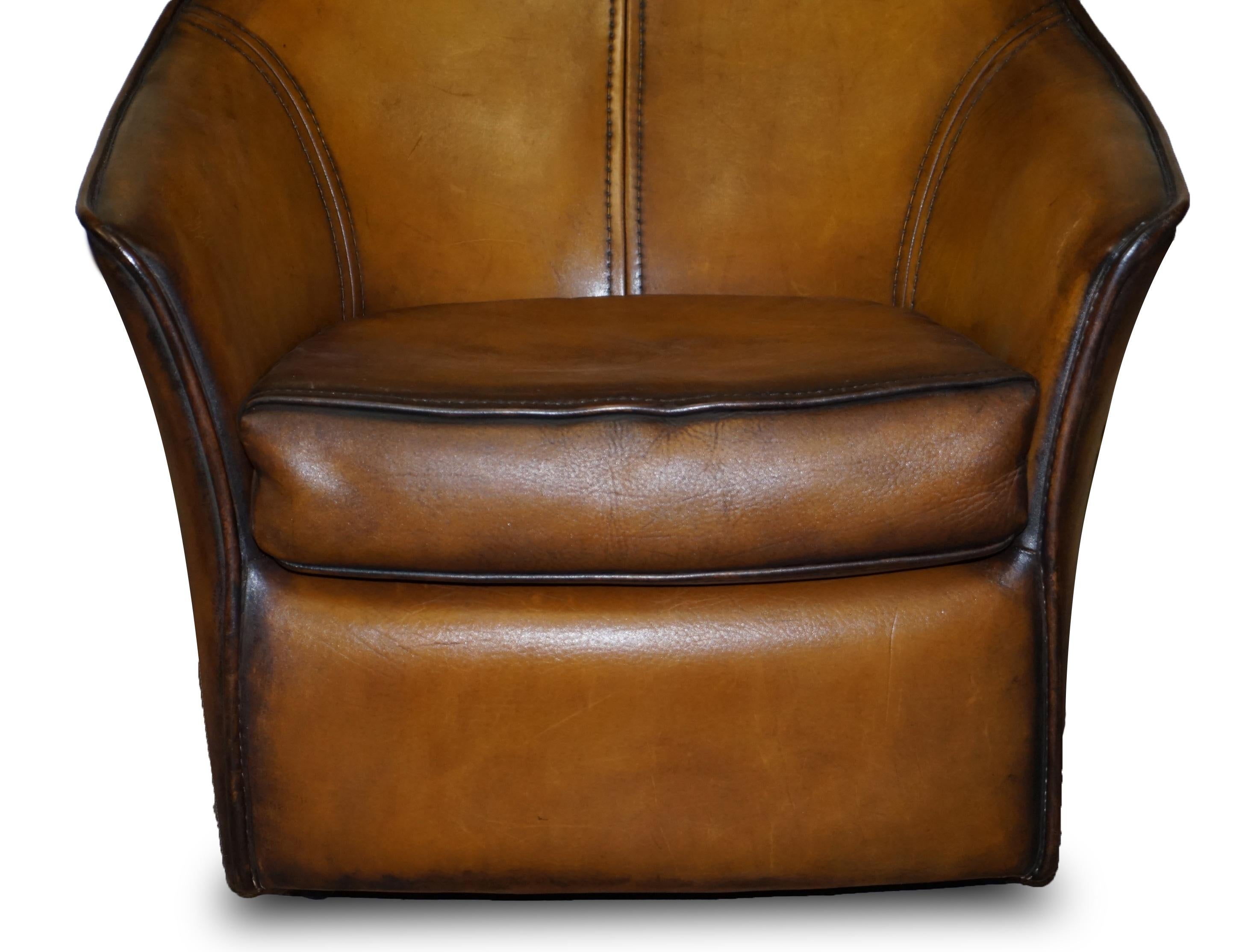 Cuir Paire de fauteuils modernes d'art à dossier incurvé en cuir marron restaurés, faisant partie de la suite en vente