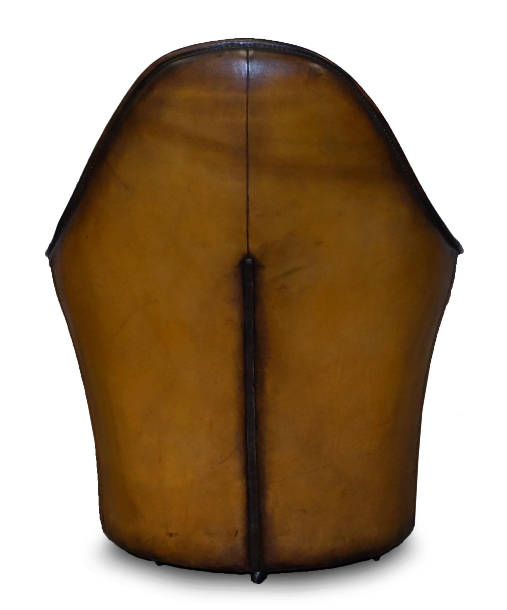 Paire de fauteuils modernes d'art à dossier incurvé en cuir marron restaurés, faisant partie de la suite en vente 2