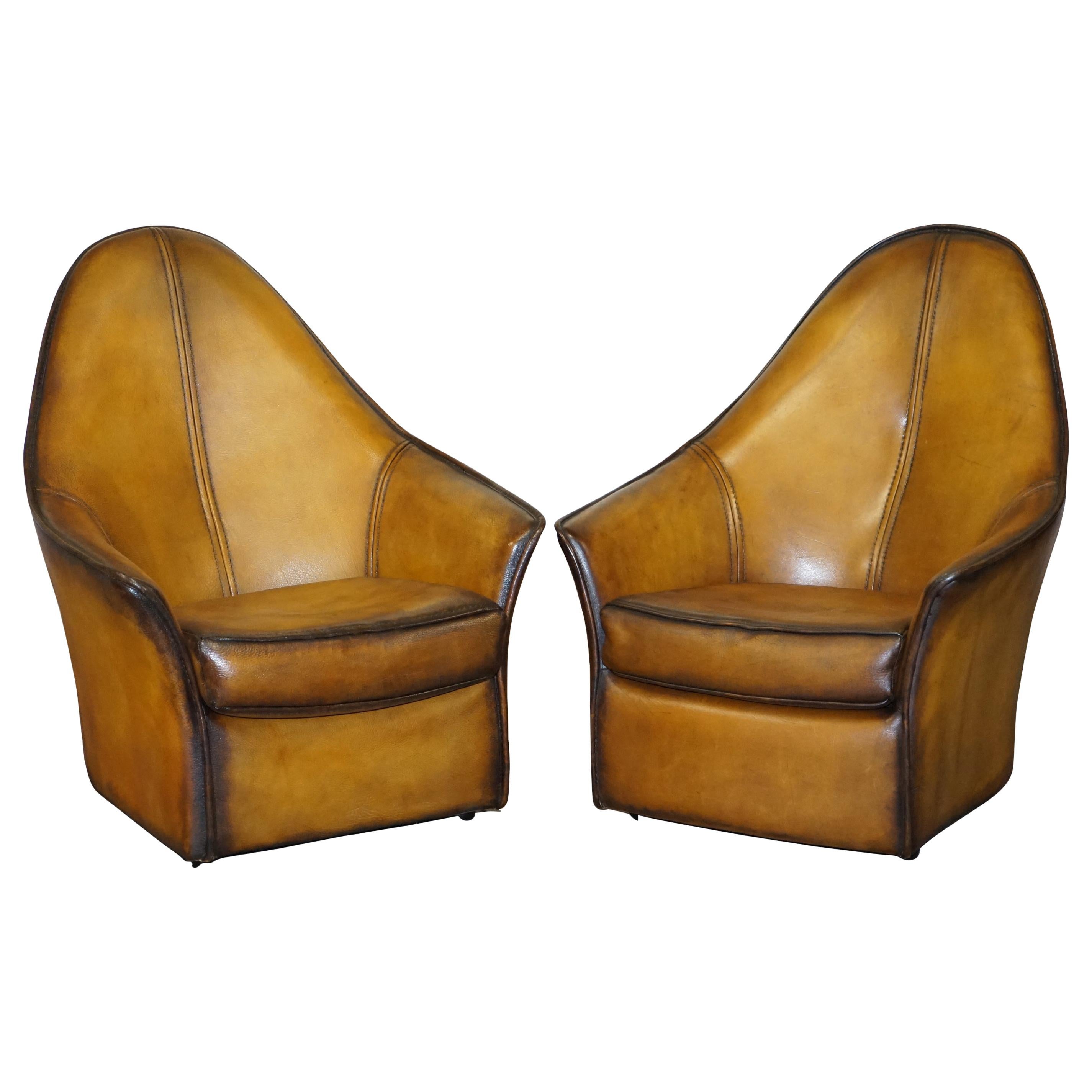 Paire de fauteuils modernes d'art à dossier incurvé en cuir marron restaurés, faisant partie de la suite