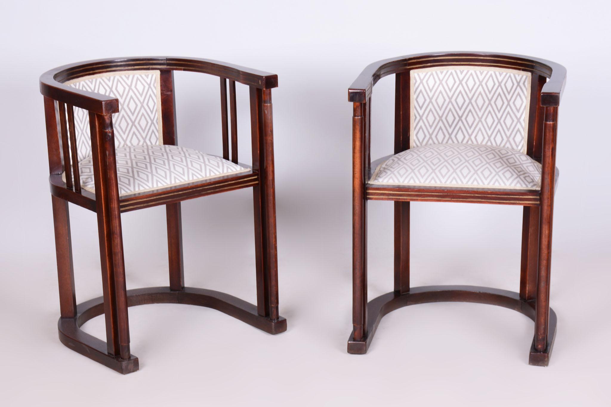 Dieses elegante Paar Art-Déco-Sessel kommt aus Österreich und stammt aus dem frühen 20. Jahrhundert. Sie sind ein Werk des Architekten Josef Hoffmann und wurden in der Wiener Werkstätte hergestellt. Die Sessel sind aus einer Kombination aus