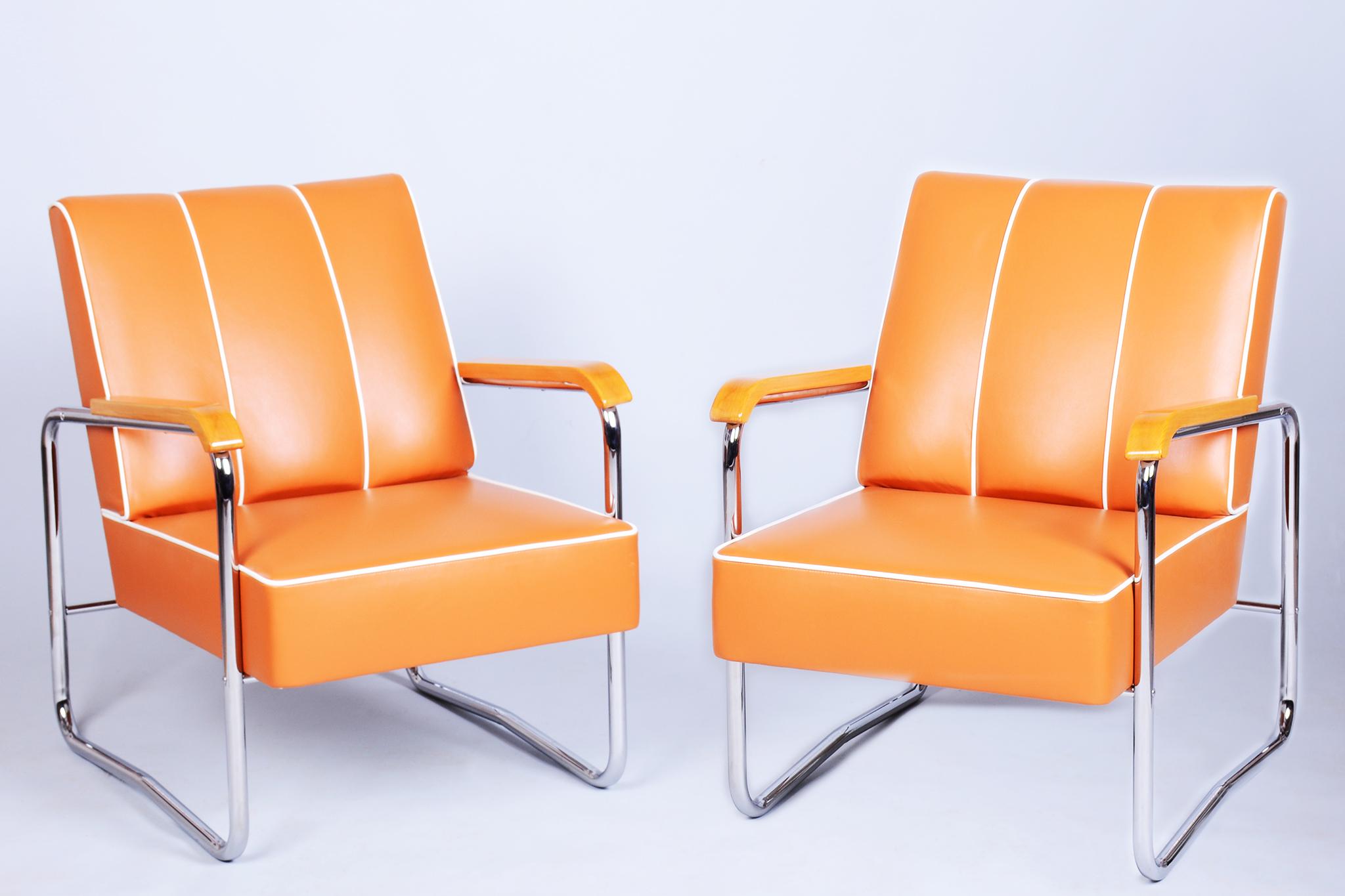 Architetto: Karel Honzík
Creatore: Vanický, Praha

Questa elegante coppia di poltrone Bauhaus proviene dalla Cecoslovacchia della prima metà del XX secolo ed è opera del famoso architetto Karel Honzík. Le poltrone sono state prodotte da Vanický, a