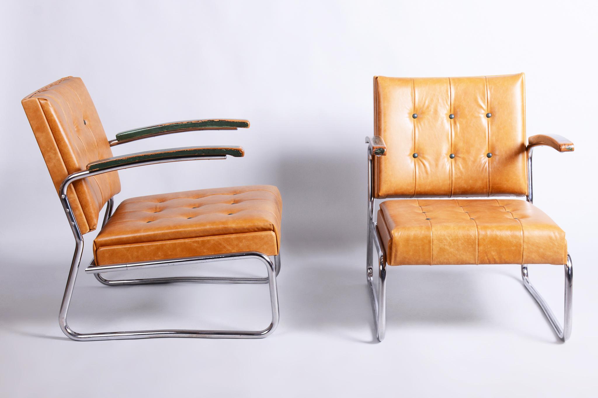 Cette rare paire de fauteuils Bauhaus des années 1930 est un véritable bijou de collection en provenance de Tchécoslovaquie. Il s'agit d'un modèle rare doté d'un siège à ressorts, ce qui garantit un confort exceptionnel.

Les fauteuils sont
