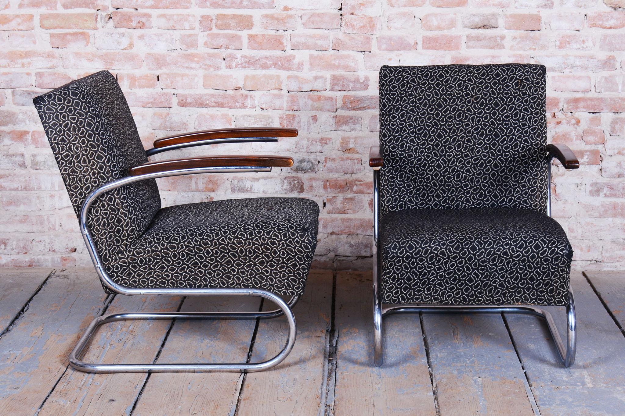 Acier Paire de fauteuils Bauhaus restaurés, par Mücke & Melder, hêtre, chrome, tchèque, années 1930 en vente