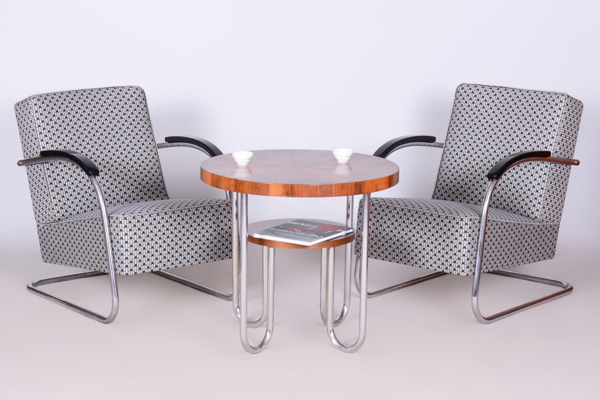 Diese ikonischen Bauhaus-Sessel mit einem D-förmigen Rohrgestell (auch als D-Sessel bekannt) stammen aus dem frühen 20. Jahrhundert und sind ein Meisterwerk des funktionalistischen Designs. Die Konstruktion aus verchromtem Stahl garantiert Stärke