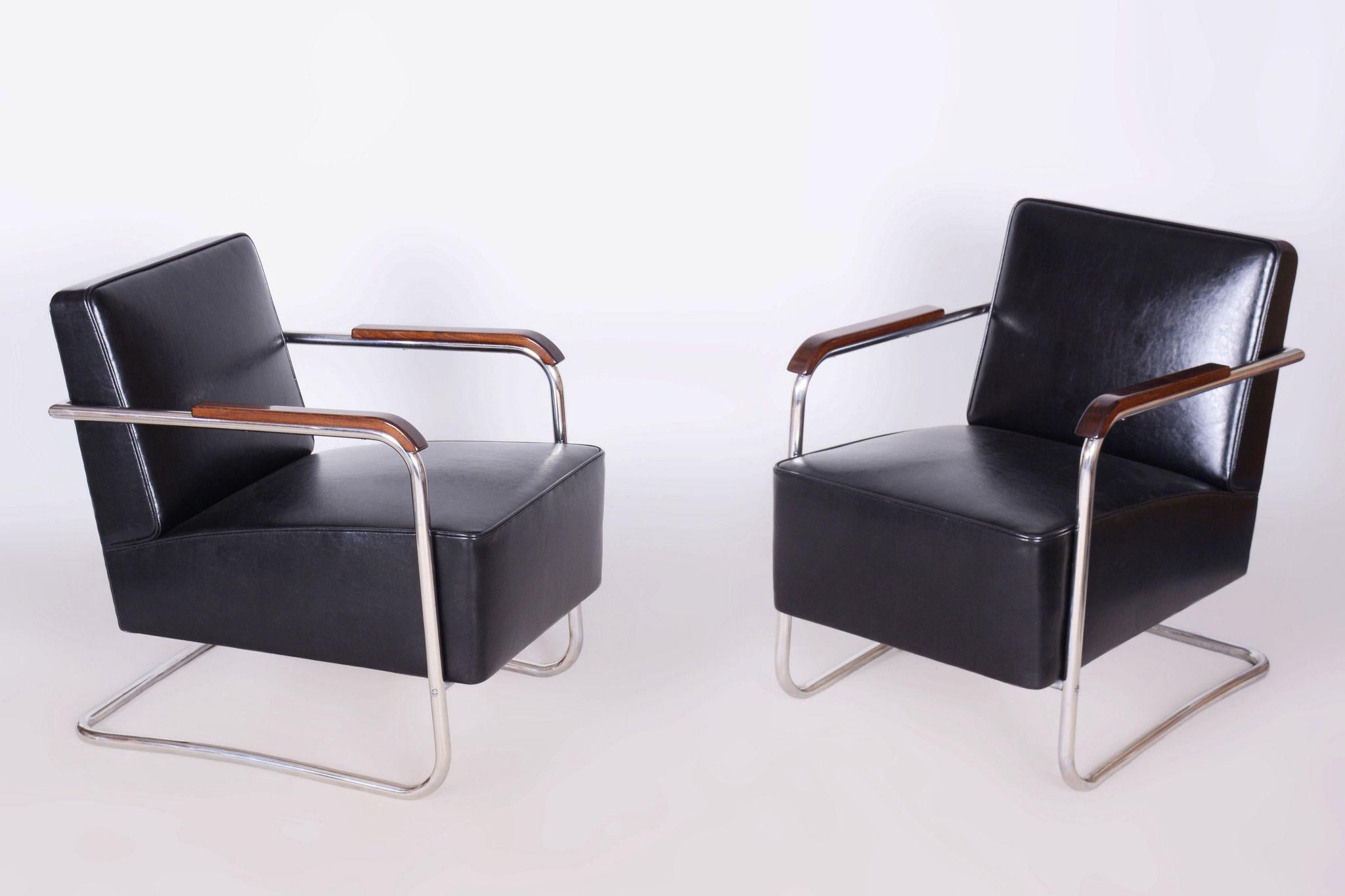 Nous vous présentons une paire de fauteuils Bauhaus emblématiques du début du XXe siècle, fabriqués par la célèbre entreprise tchécoslovaque Mücke Melder. Ces pièces d'avant-garde incarnent l'esthétique et la fonctionnalité de l'ère moderniste.