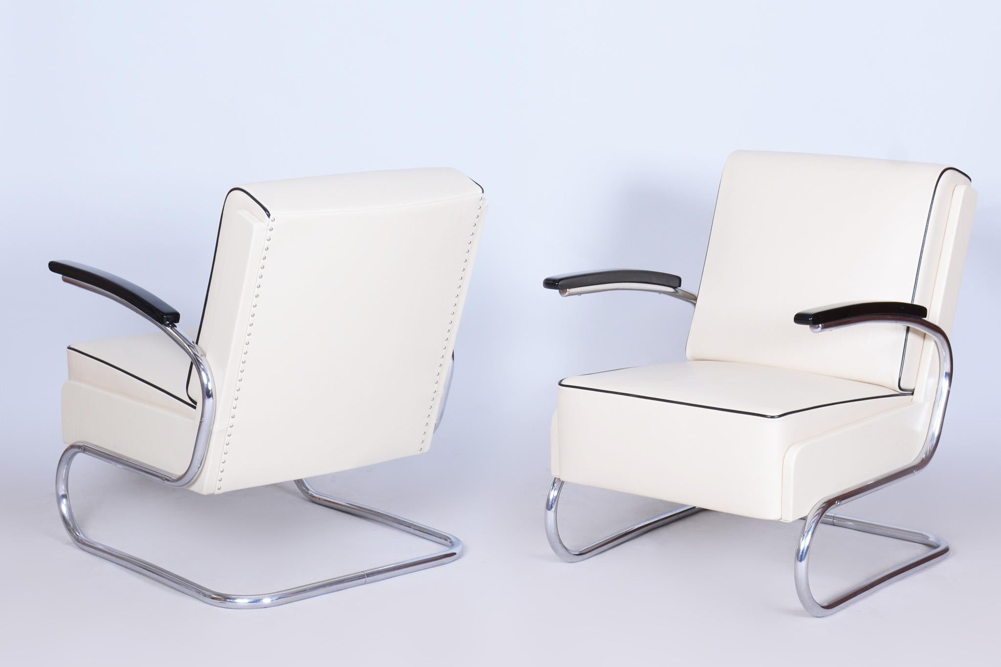 Architecte : Willem Hendrik Gispen
Modèle de chaise Fn24

Cette paire iconique de fauteuils Bauhaus provient de Tchécoslovaquie et date de la première moitié du XXe siècle. Les fauteuils ont été fabriqués par Mücke-Melder et portent le numéro de