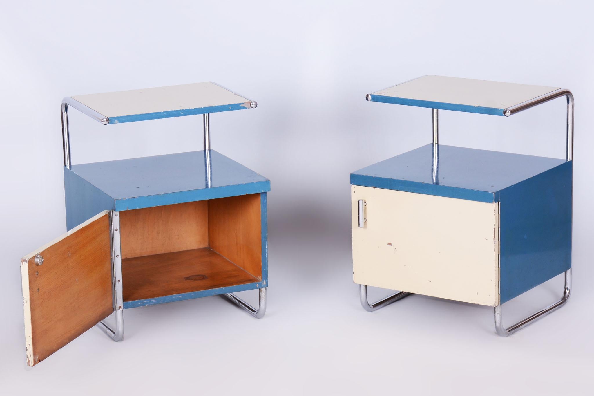 Questa elegante coppia di comodini Bauhaus proviene dalla Cecoslovacchia e risale alla prima metà del XX secolo. Sono realizzate in tubolare di acciaio cromato e listellare laccato.

I tavoli sono stati sottoposti a un accurato restauro, durante il