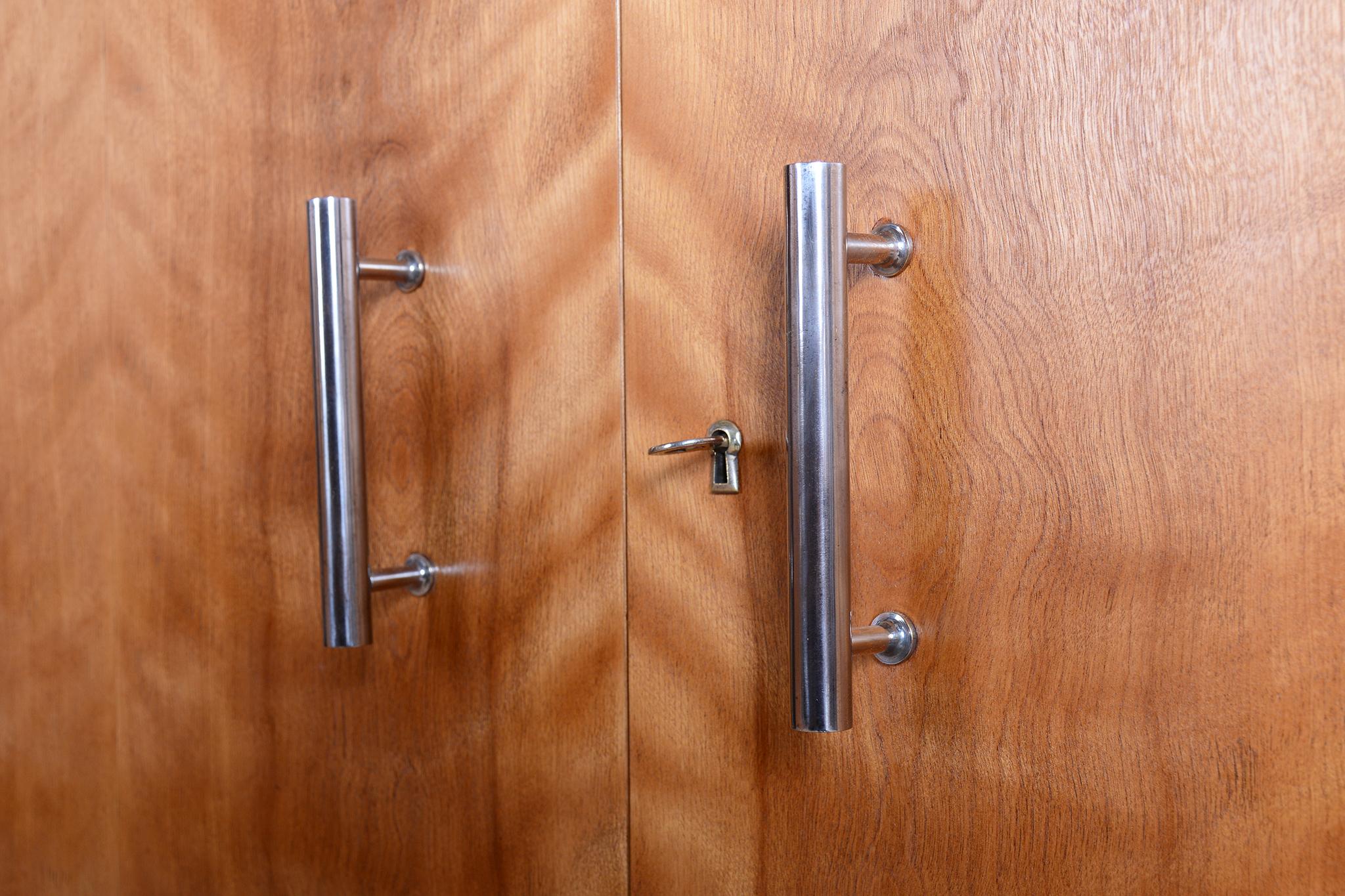 Paar restaurierte Bauhaus-Schränke, von H.J.Hagemann, Mücke-Melder, Tschechien, 1930er Jahre (Holz) im Angebot