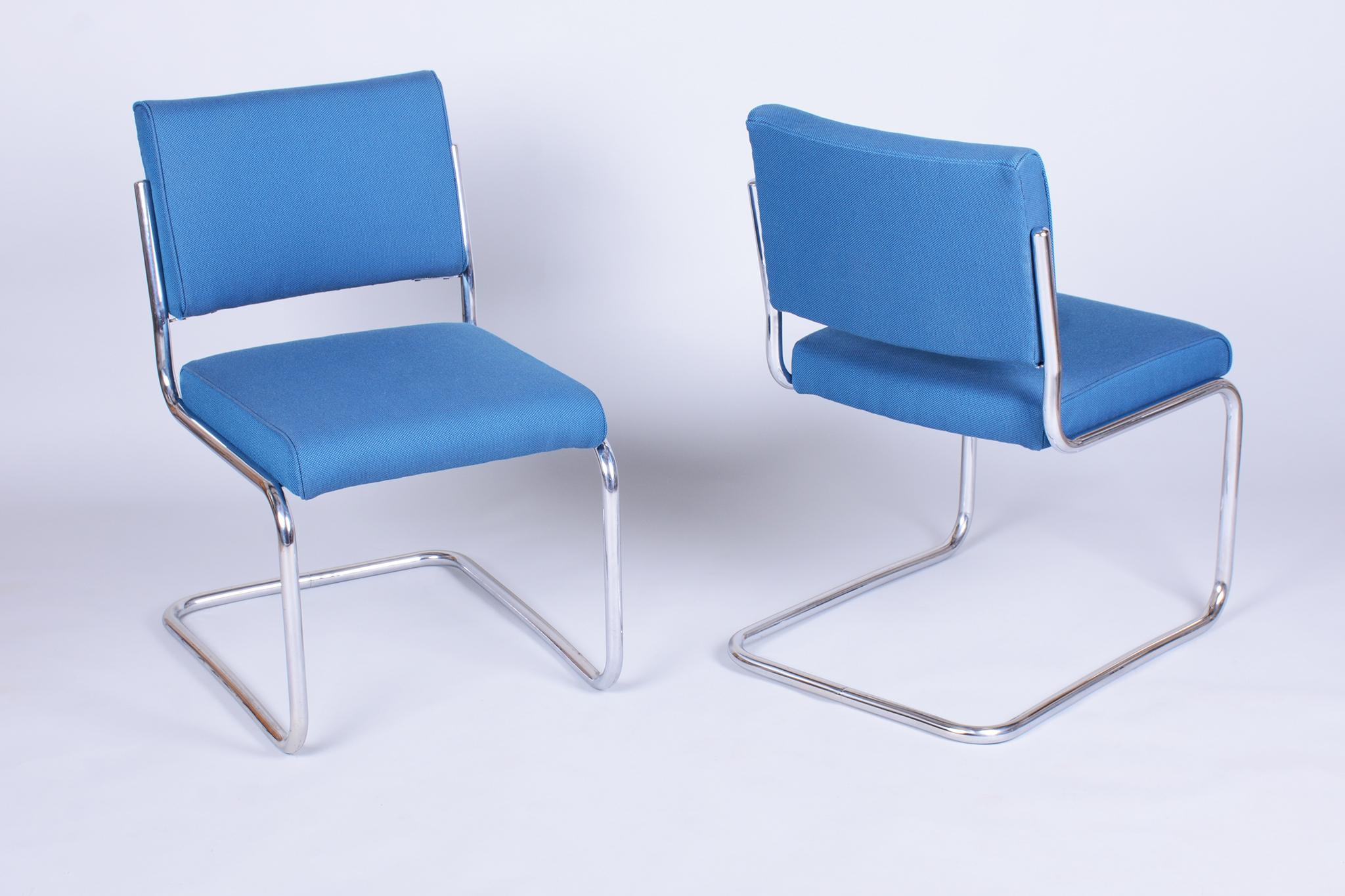 Dieses elegante Paar Bauhaus-Stühle stammt aus der Tschechoslowakei aus den 1930er Jahren. Die Stühle wurden von der Firma Hynek Gottwald hergestellt, einem Namen, der für hochwertige Handwerkskunst und zeitloses, funktionales Design steht.

Die