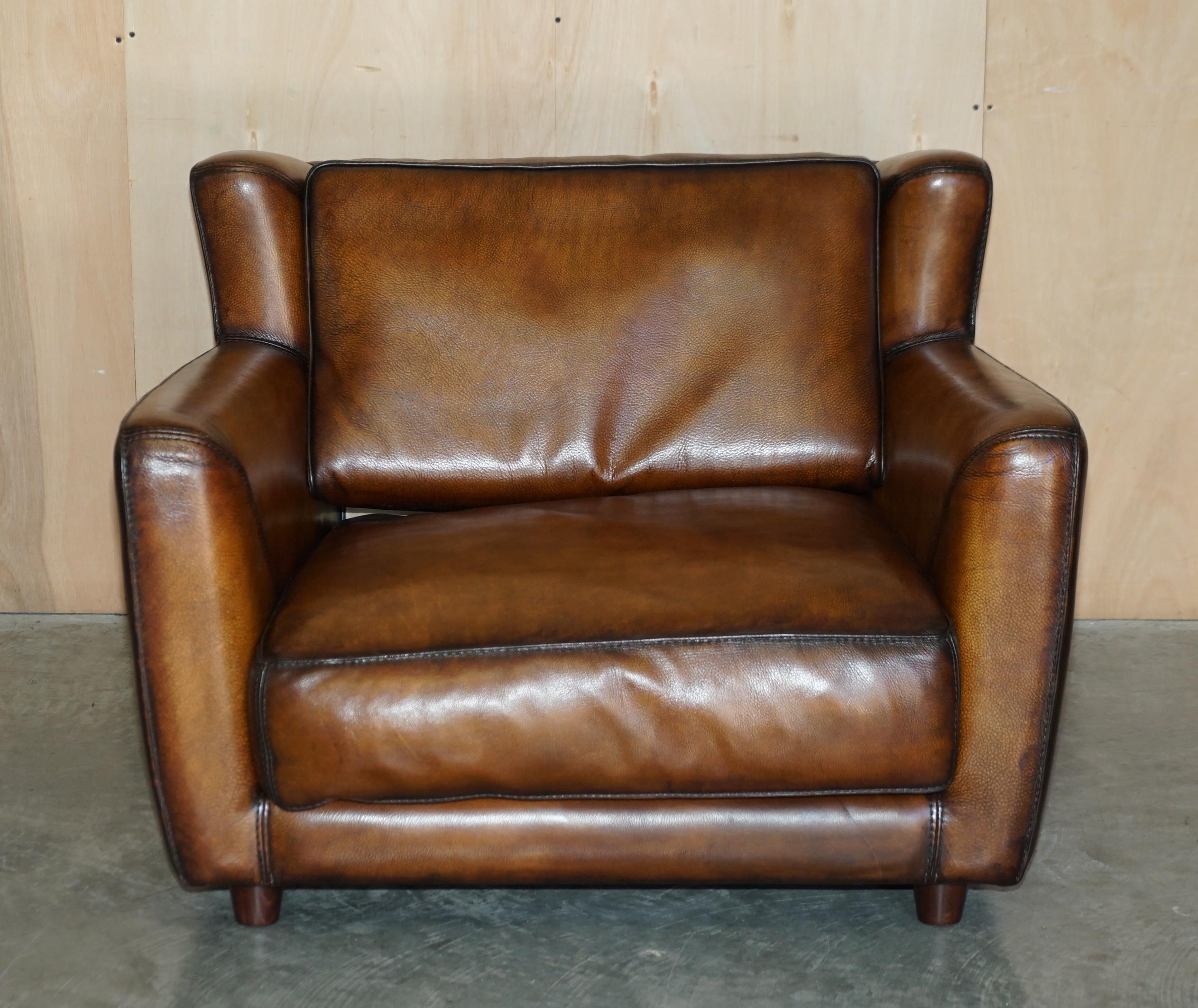 Art déco Paire de fauteuils Love Seat en cuir Baxter Bergere, teint à la main, couleur Cigar Brown, restaurés en vente