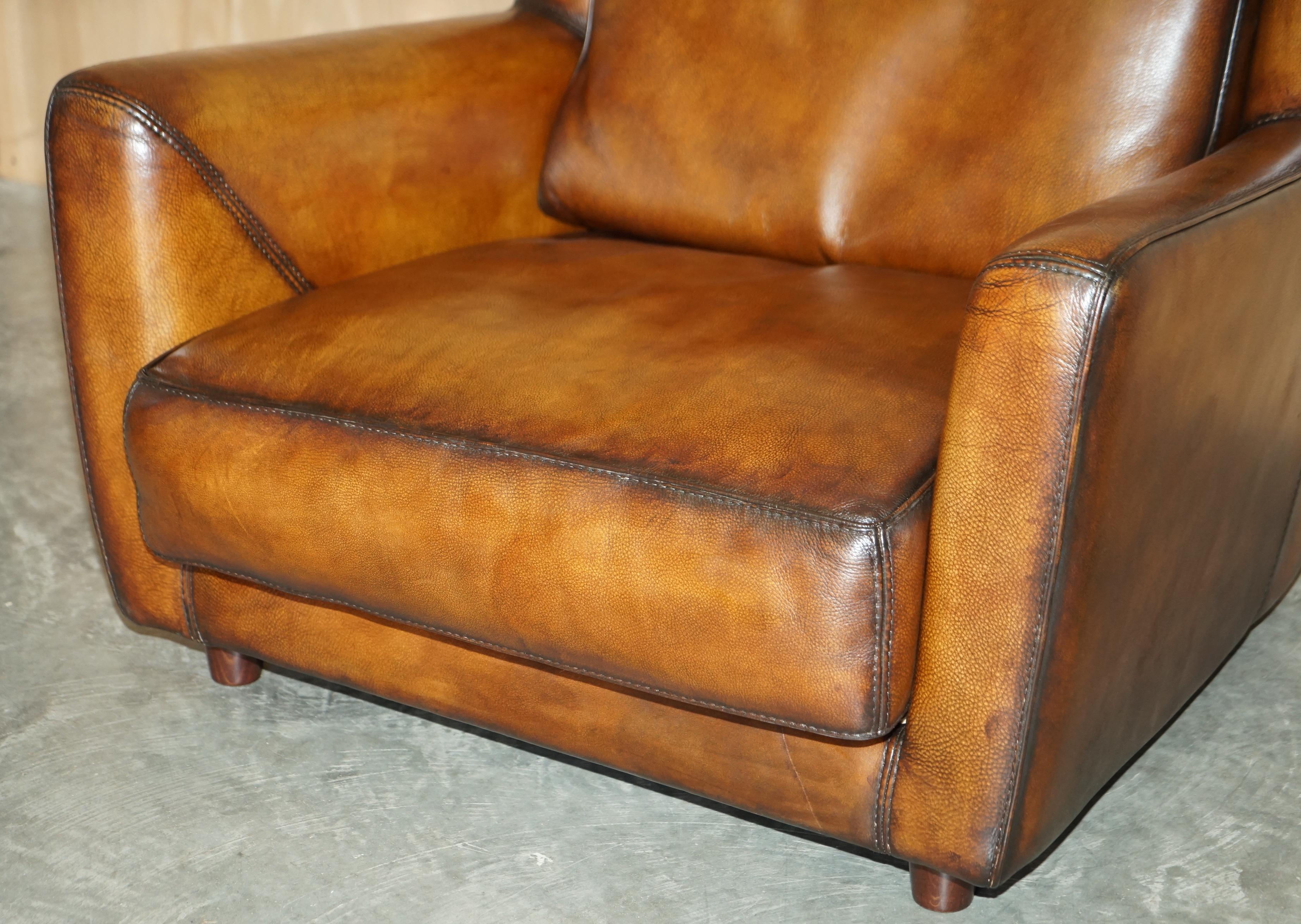 Fait main Paire de fauteuils Love Seat en cuir Baxter Bergere, teint à la main, couleur Cigar Brown, restaurés en vente
