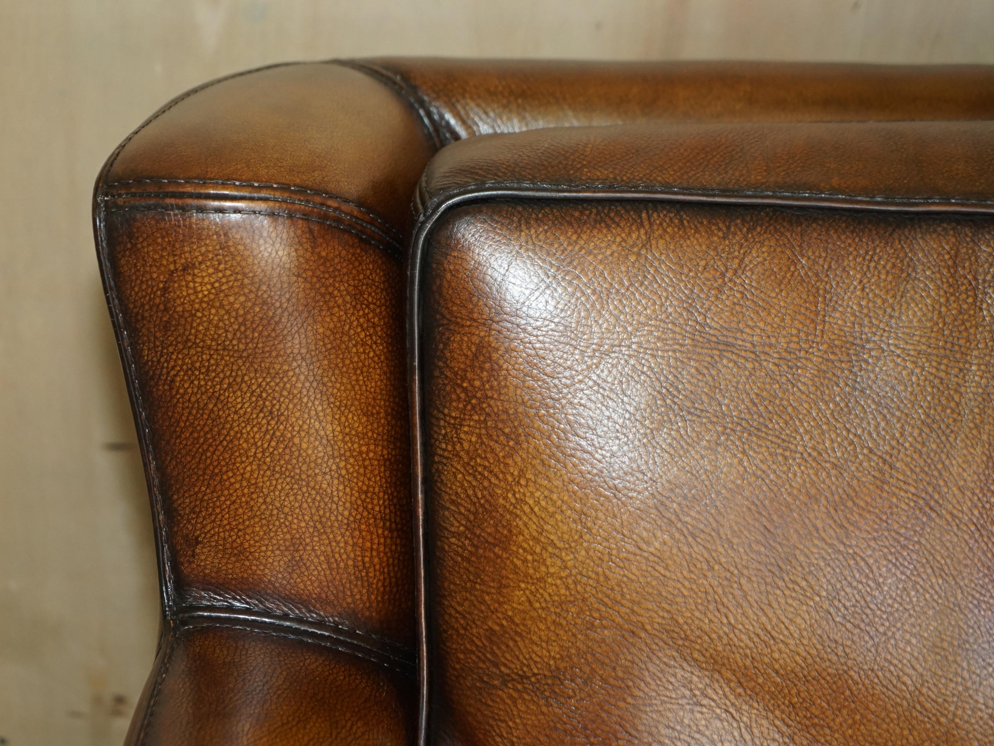 20ième siècle Paire de fauteuils Love Seat en cuir Baxter Bergere, teint à la main, couleur Cigar Brown, restaurés en vente