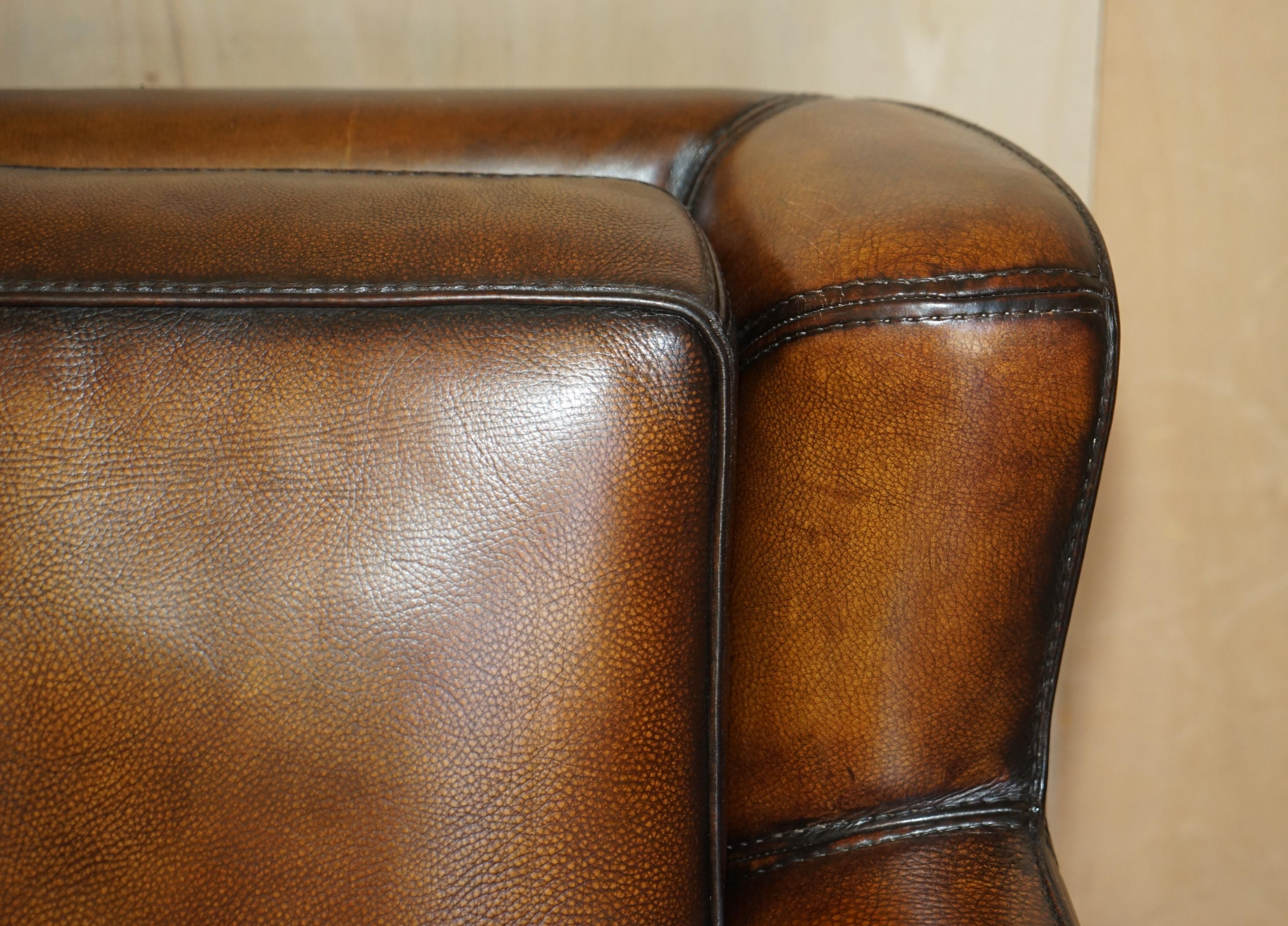Cuir Paire de fauteuils Love Seat en cuir Baxter Bergere, teint à la main, couleur Cigar Brown, restaurés en vente