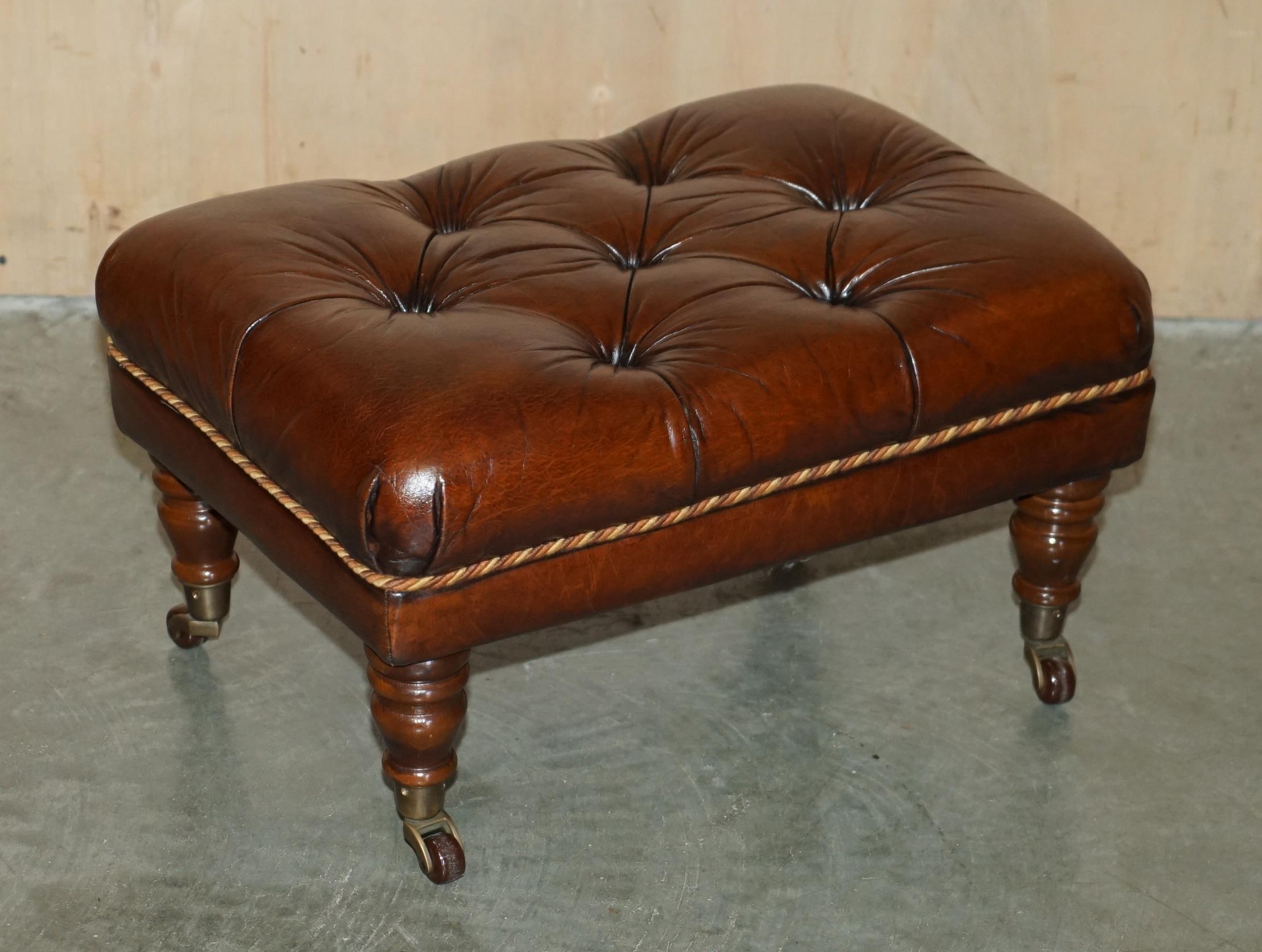 Royal House Antiques freut sich, dieses absolut exquisite Paar vollständig restaurierter, handgefärbter zigarrenbrauner Chesterfield-Tufted-Baron-Fußhocker mit massiven Eichenbeinen, die mit Porzellanrollen ausgestattet sind, zum Verkauf anzubieten.