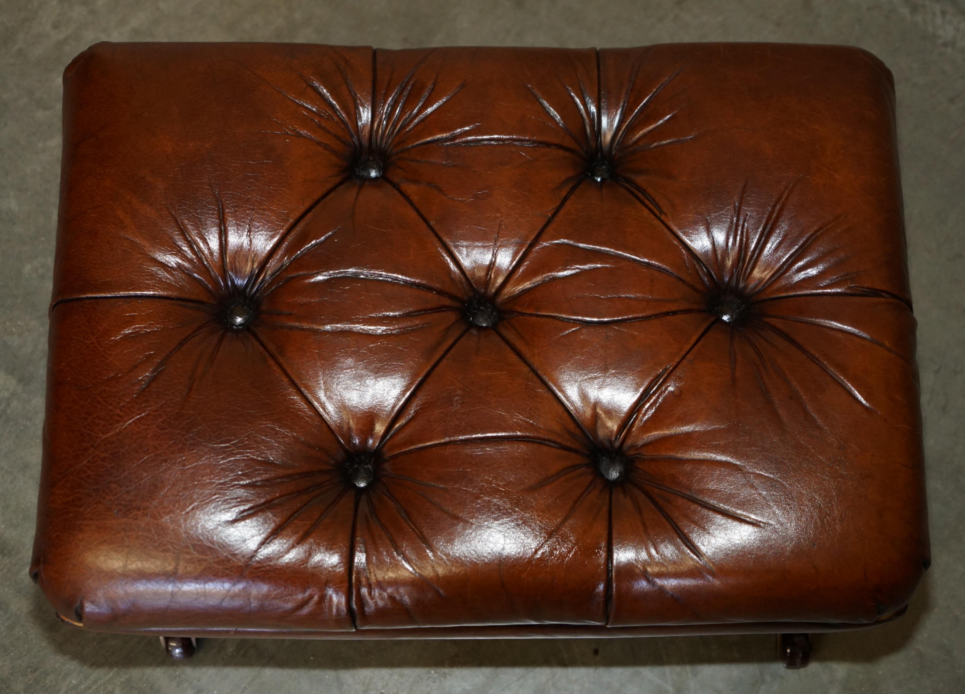 PAAR RESTORED BROWN LEATHER CHESTERFIELD TUFTED PORCELAIN CASTORS FOOTSTOOLs (Britisch) im Angebot