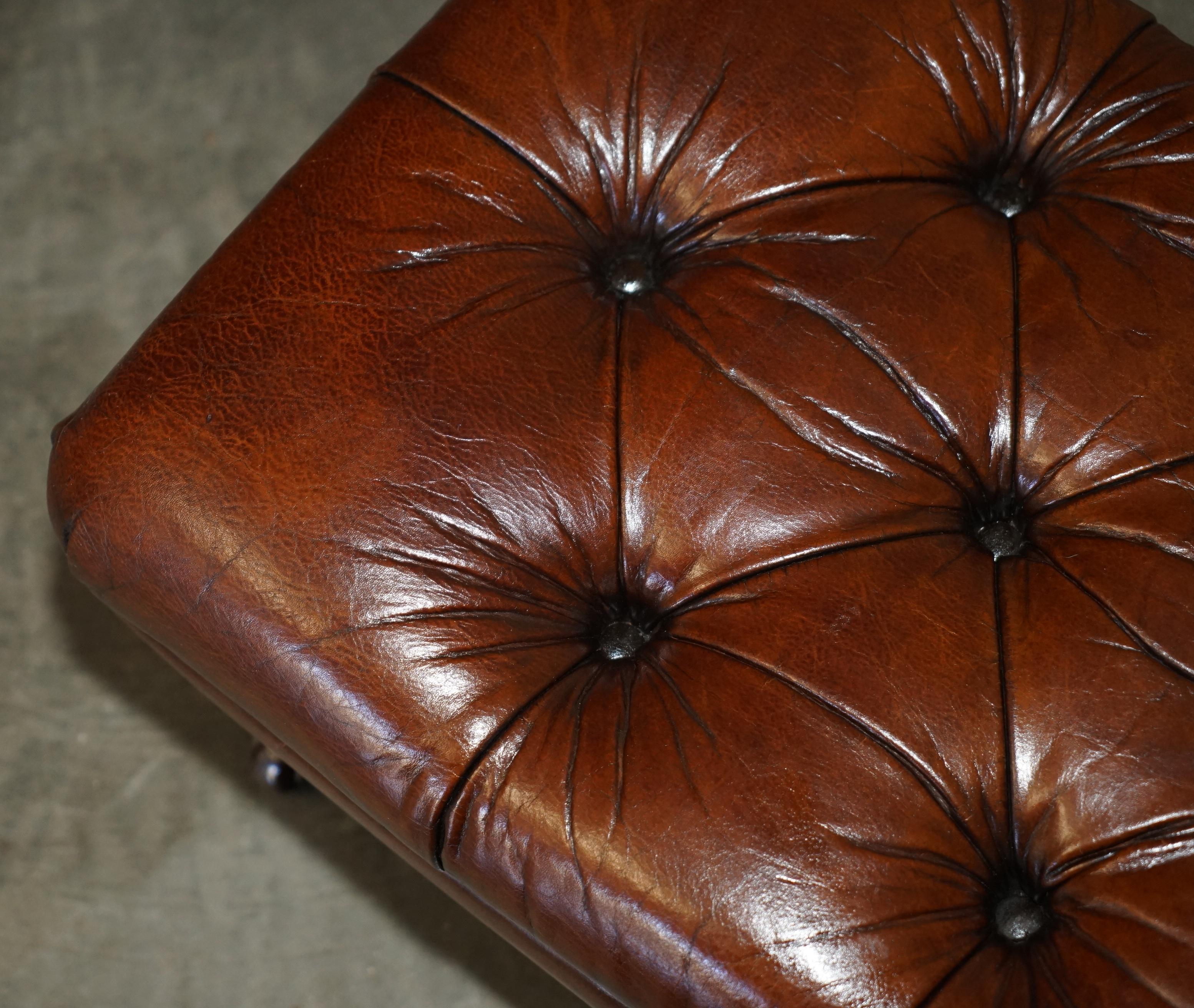 PAAR RESTORED BROWN LEATHER CHESTERFIELD TUFTED PORCELAIN CASTORS FOOTSTOOLs (Handgefertigt) im Angebot