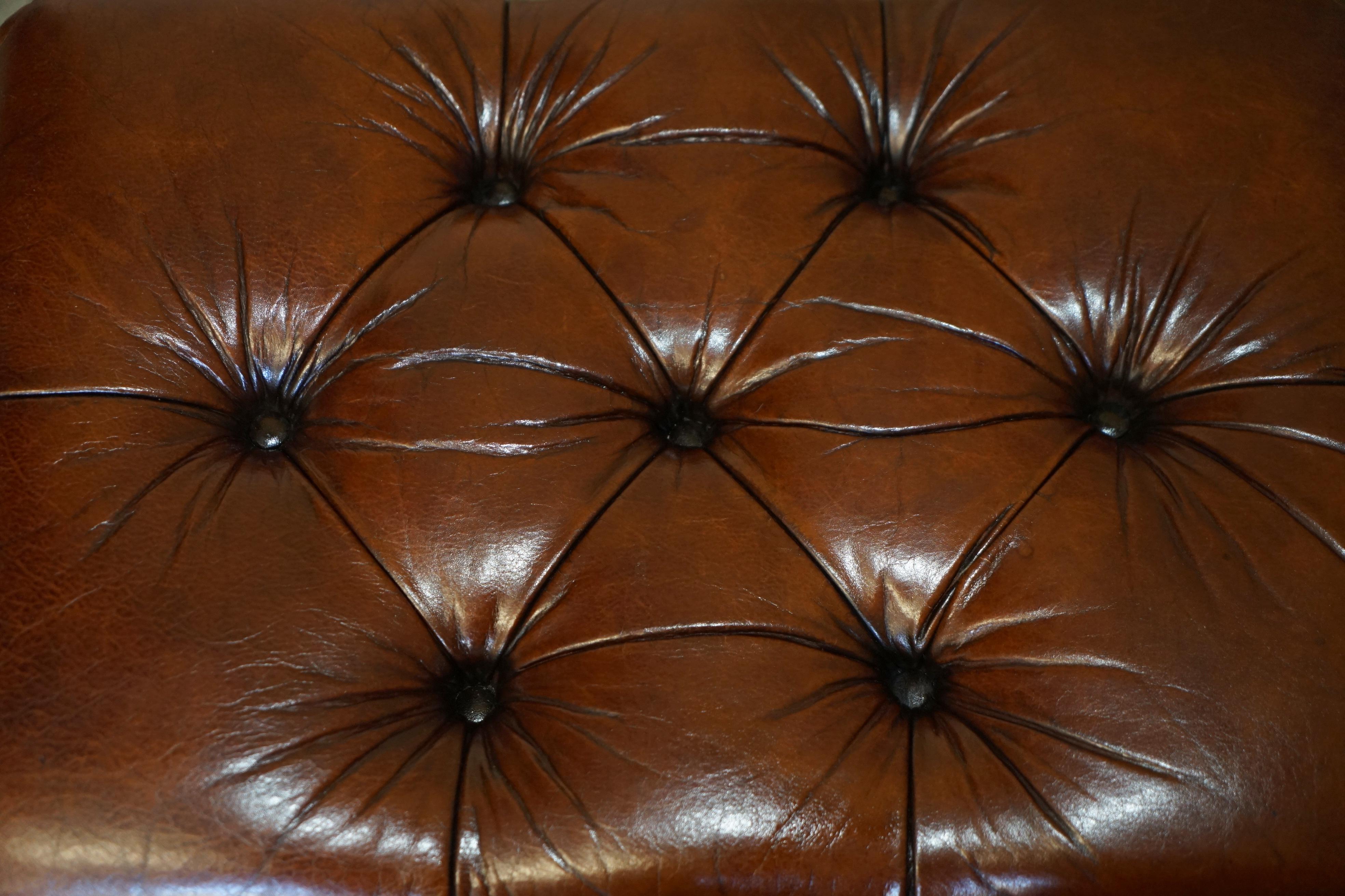 PAAR RESTORED BROWN LEATHER CHESTERFIELD TUFTED PORCELAIN CASTORS FOOTSTOOLs im Zustand „Gut“ im Angebot in West Sussex, Pulborough